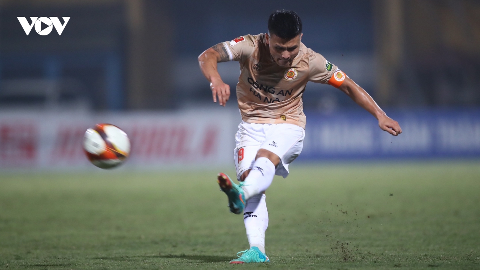 Liên tiếp ghi bàn, Quang Hải dẫn đầu cuộc đua “Vua phá lưới nội” V-League