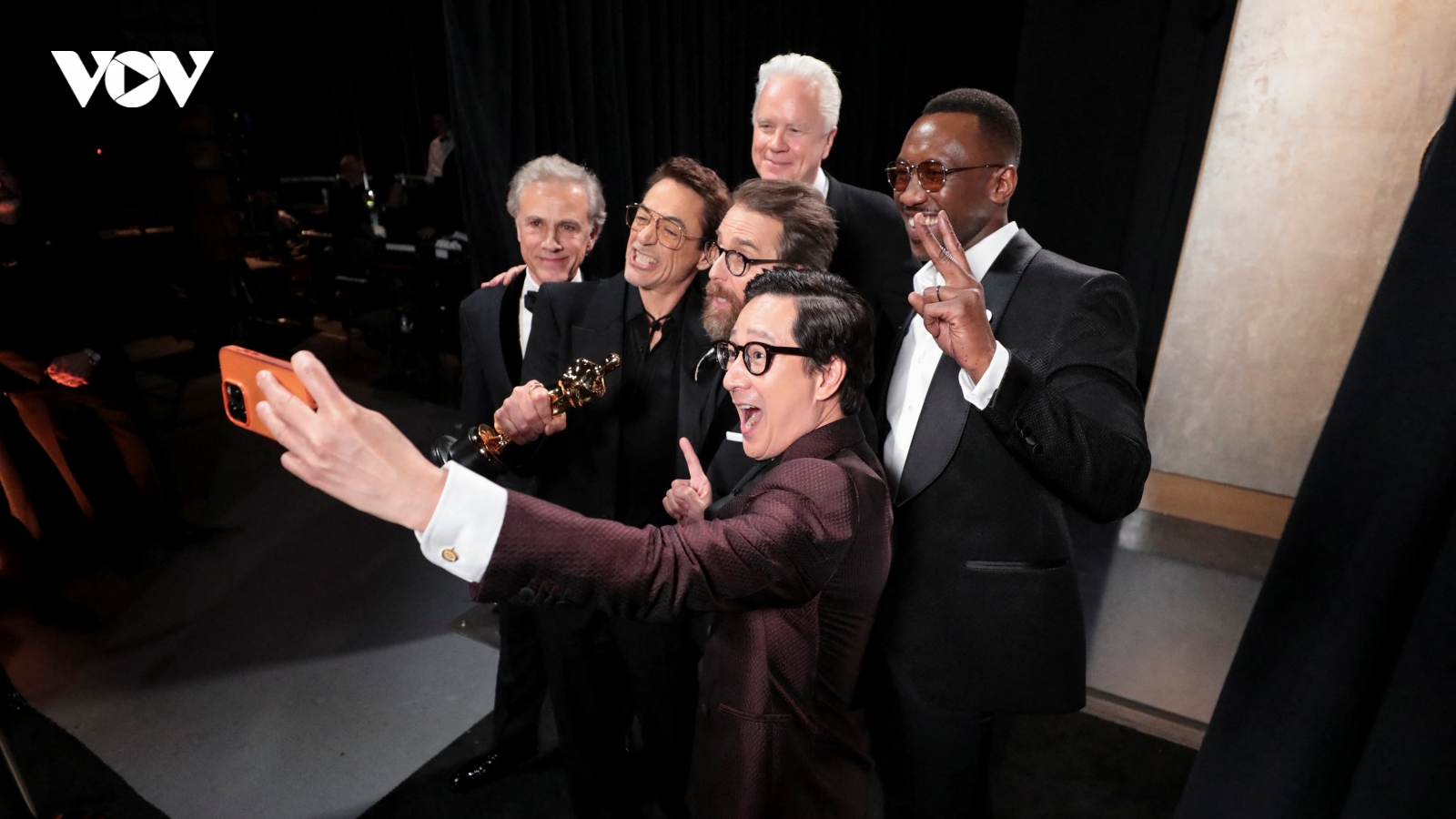 Tài tử Robert Downey Jr. bị chỉ trích vì hành động khiếm nhã trên sân khấu