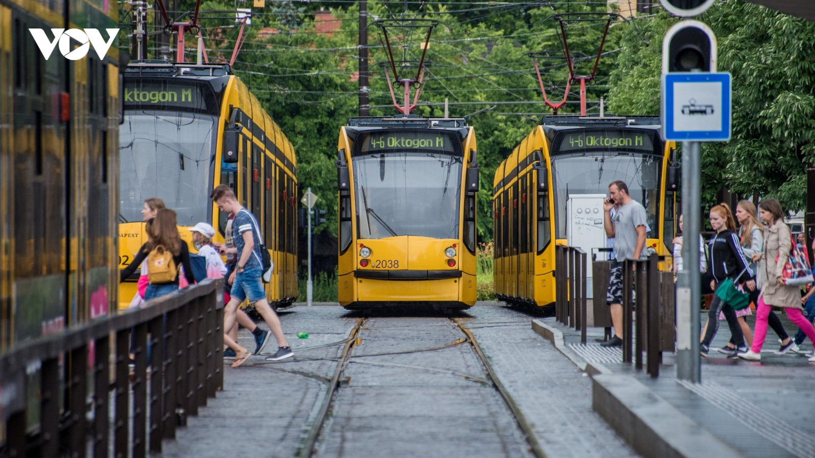 Hãng vận tải của Hungary gia hạn vận chuyển miễn phí cho người tị nạn Ukraine