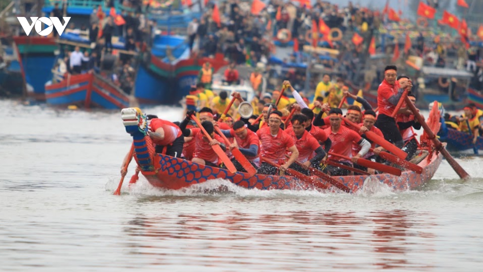 Hàng vạn du khách đổ về đền Cờn ở xứ Nghệ dự lễ hội cầu ngư, xem đua thuyền