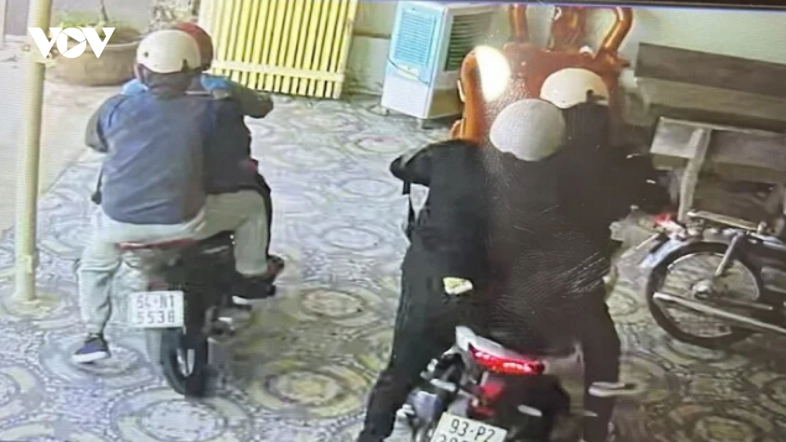 Nóng 24h: Truy bắt 4 người cầm vật giống súng vào cướp tiệm vàng