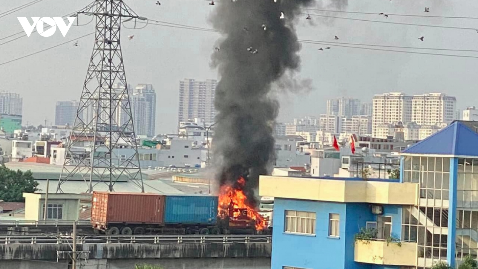 Đang lưu thông, xe container cháy ngùn ngụt trên cầu Phú Mỹ