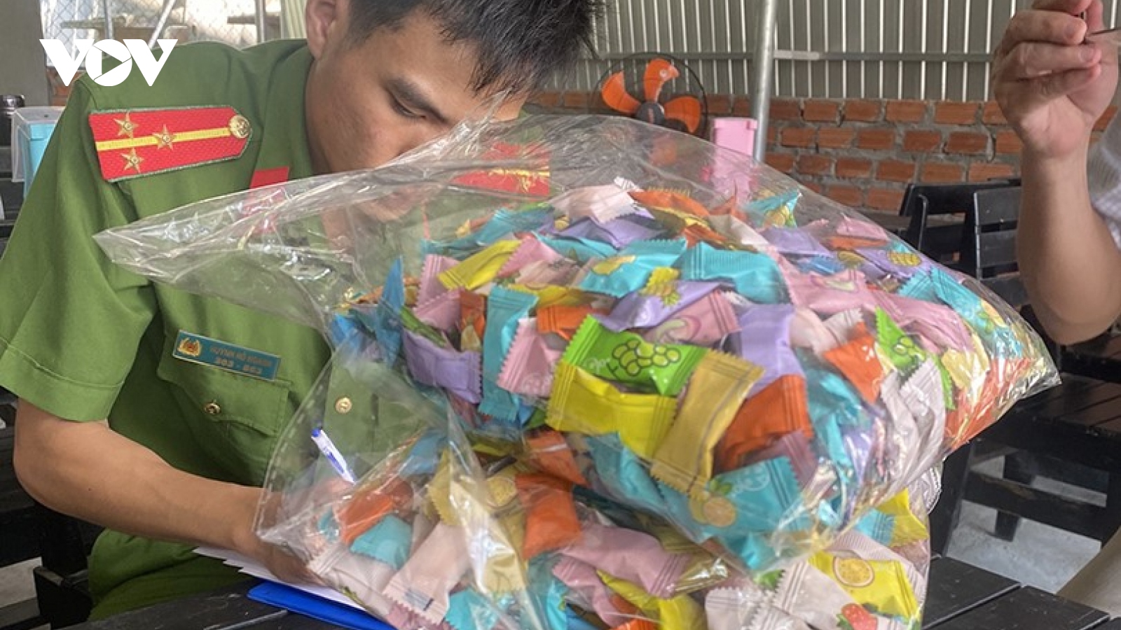 16 học sinh ở Quảng Ngãi nghi ngộ độc do ăn kẹo mua trước cổng trường