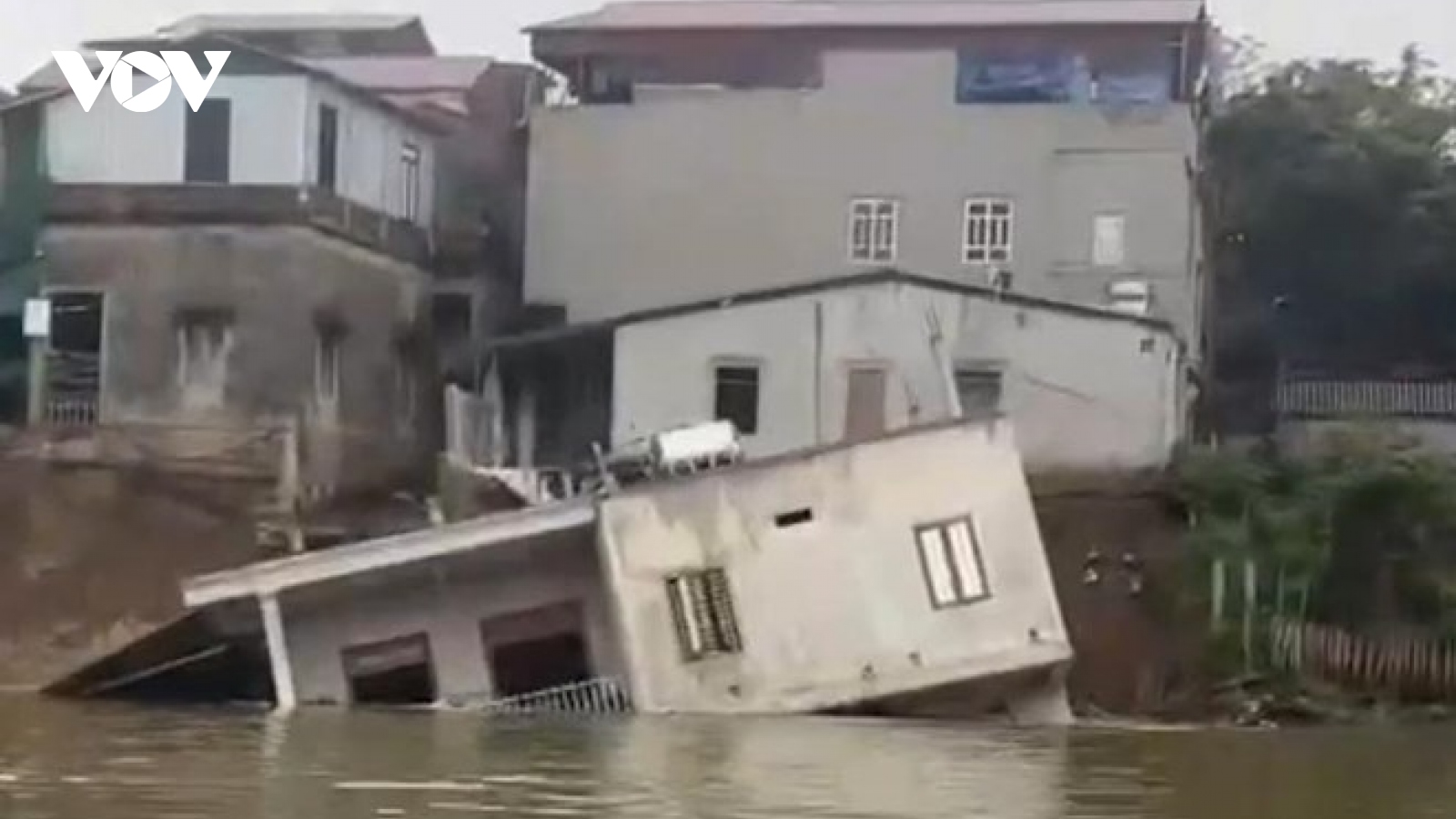 Sạt lở sông Cầu ở Bắc Ninh, người dân bất lực nhìn căn nhà bị "nuốt chửng"