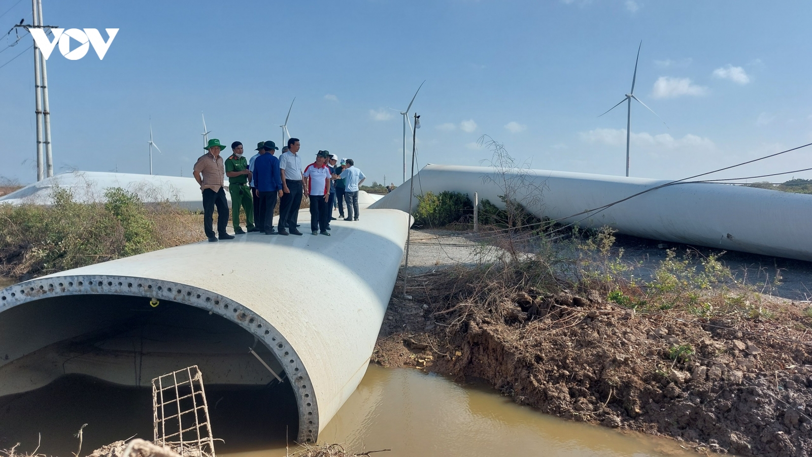 Khẩn trương khắc phục sự cố tua-bin điện gió bị rơi gãy cánh quạt ở Bạc Liêu