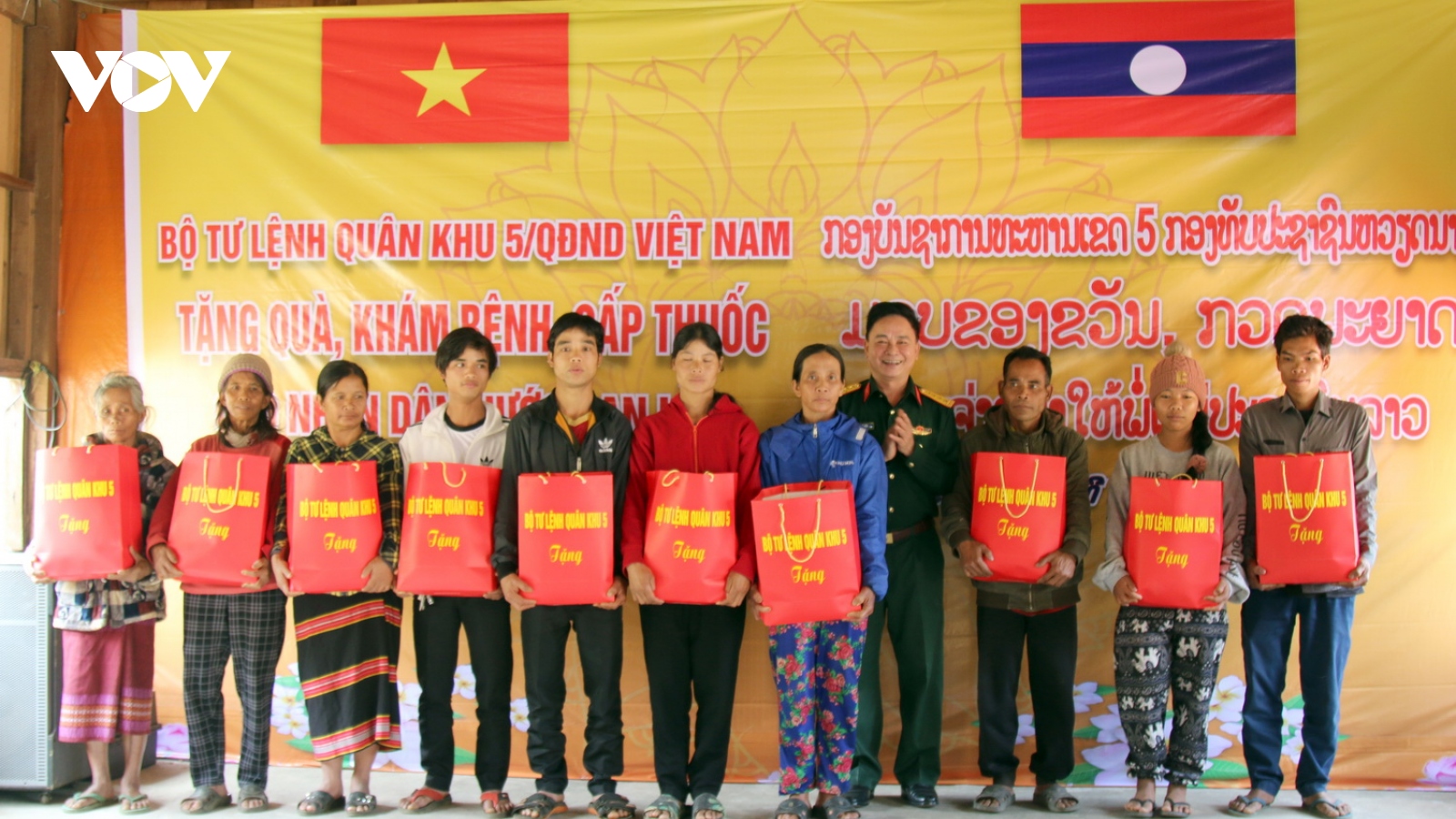 Đoàn công tác Quân khu 5 tặng quà, khám bệnh miễn phí tại tỉnh Sê Kông, Lào