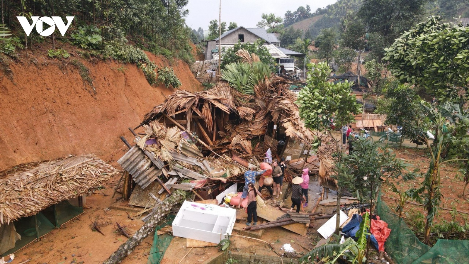 Gần 180 nhà dân bị thiệt hại do dông lốc ở Yên Bái