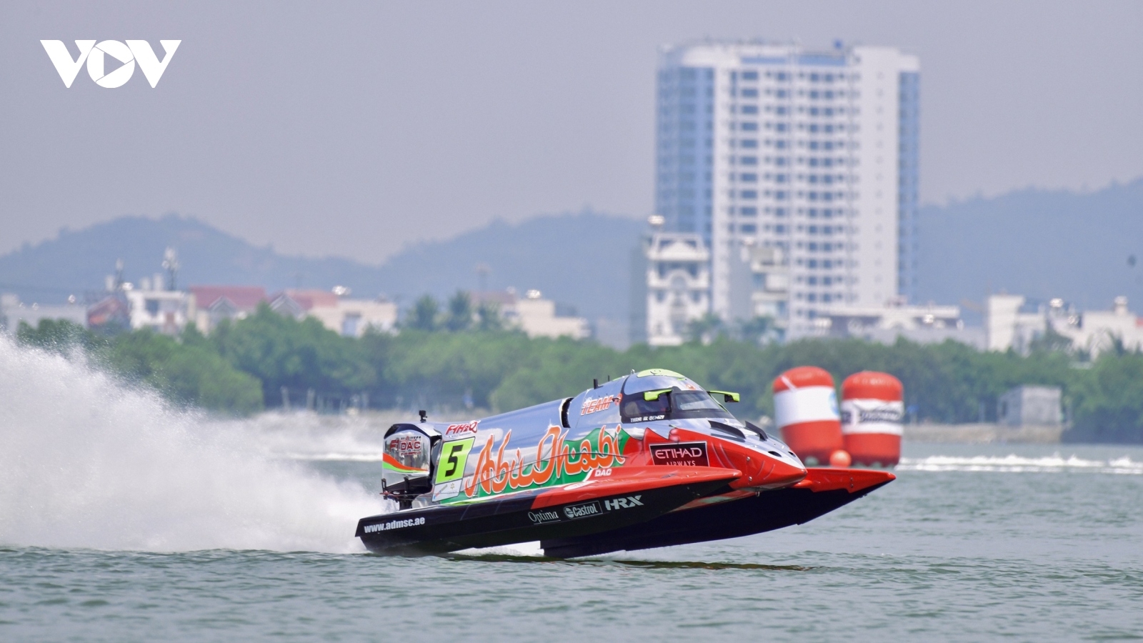 Khán giả Quy Nhơn thích thú với thuyền máy F1H20 tốc độ 250 km/h