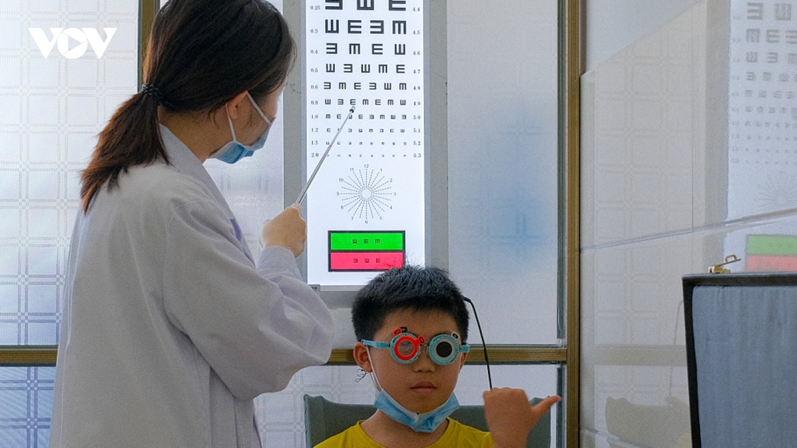 Gần 52% trẻ em và thanh thiếu niên Trung Quốc cận thị