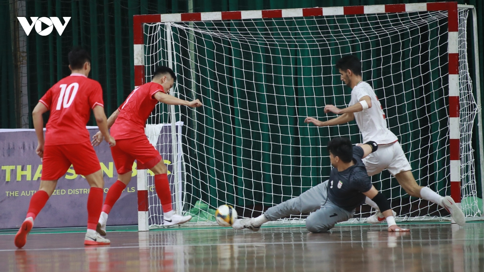 ĐT Futsal Việt Nam "ghi điểm" trong màn so tài với Iran