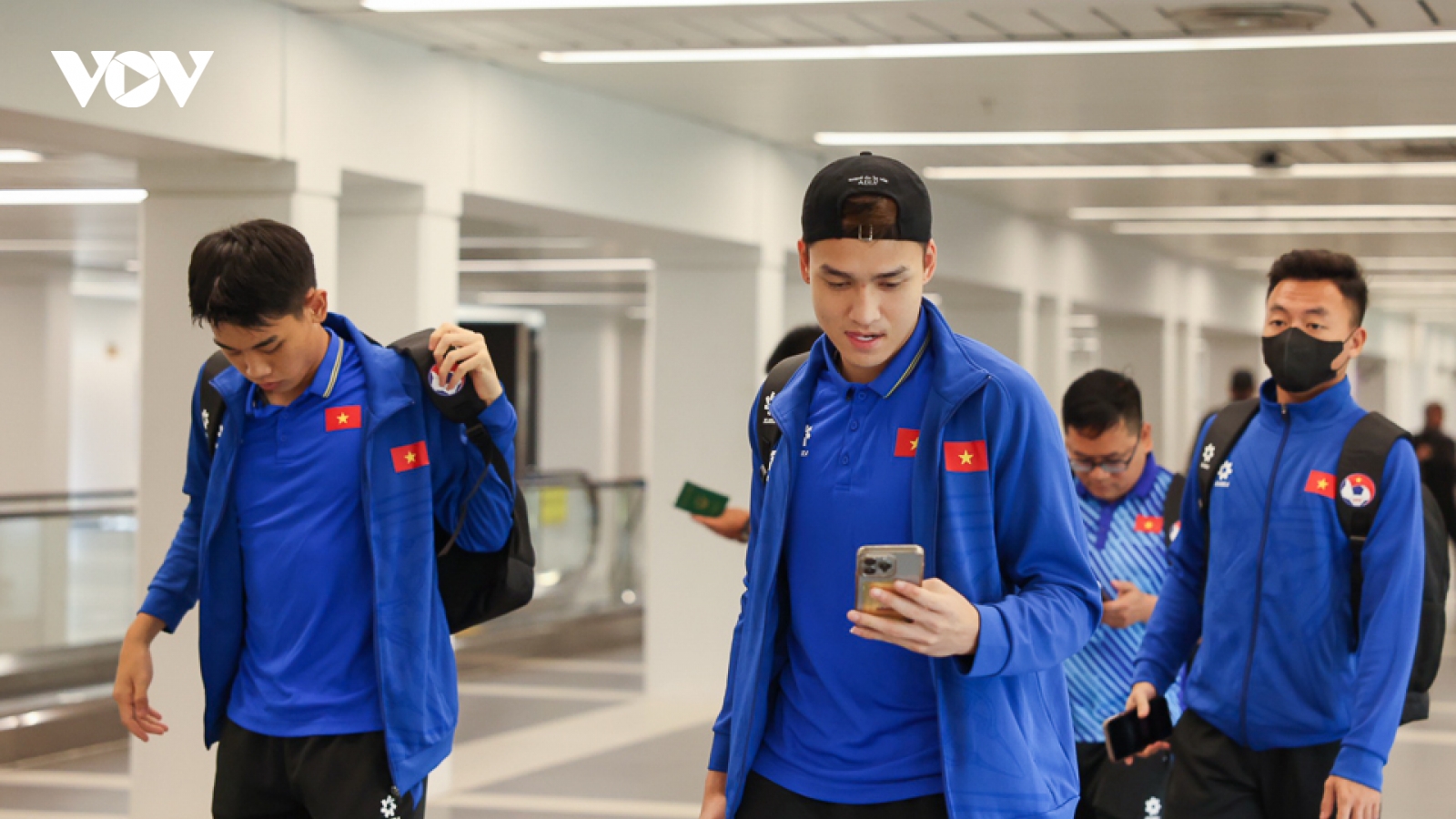ĐT Việt Nam ra sân tập ngay sau khi đến Indonesia