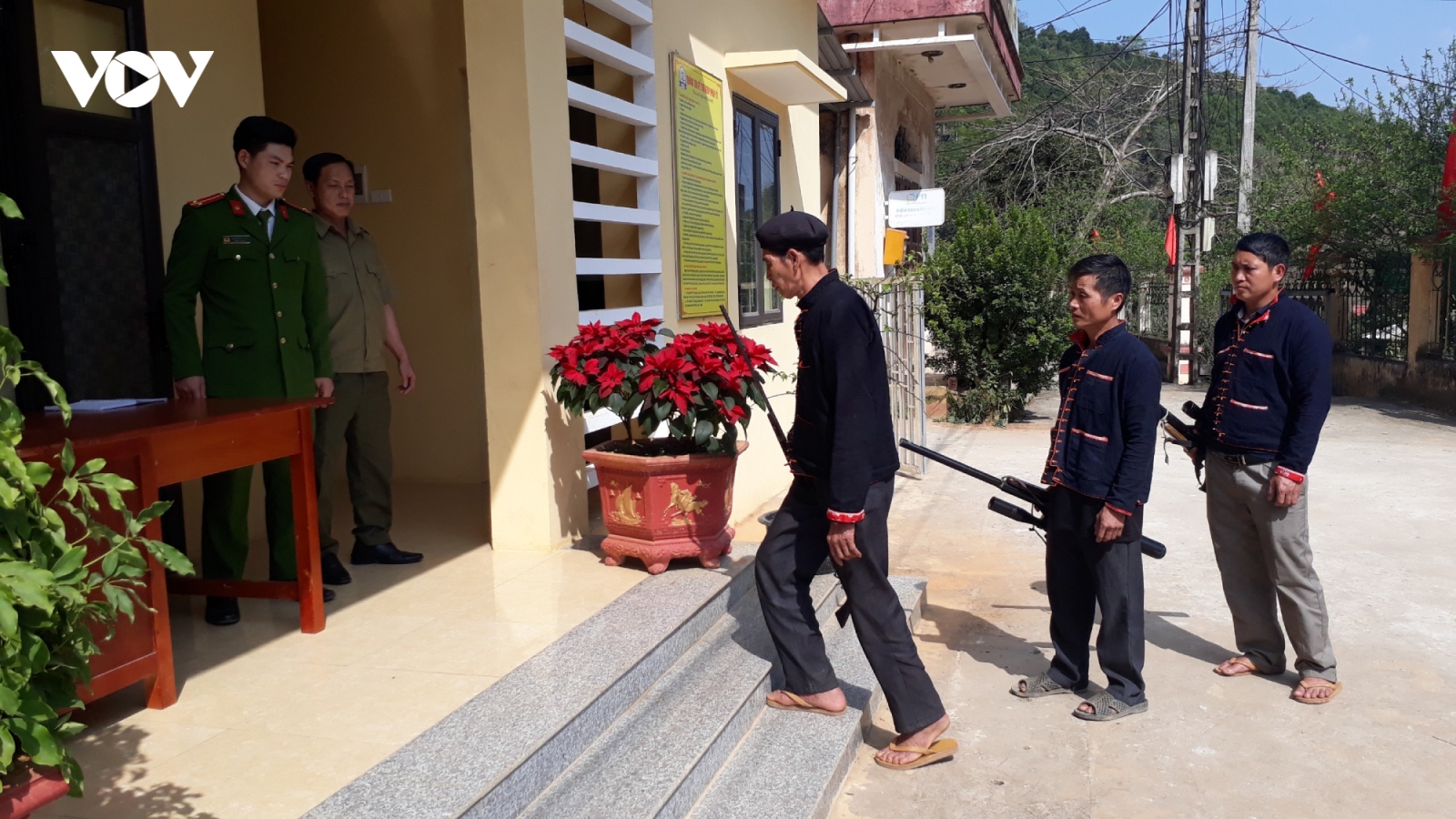 Đổi nồi cơm điện, chăn ấm lấy... vũ khí ở Yên Bái