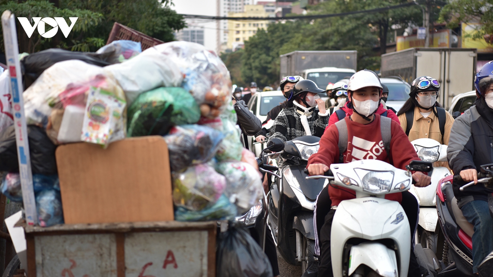 Xe tập kết rác chiếm dụng lòng đường gây cản trở giao thông ở Hà Nội