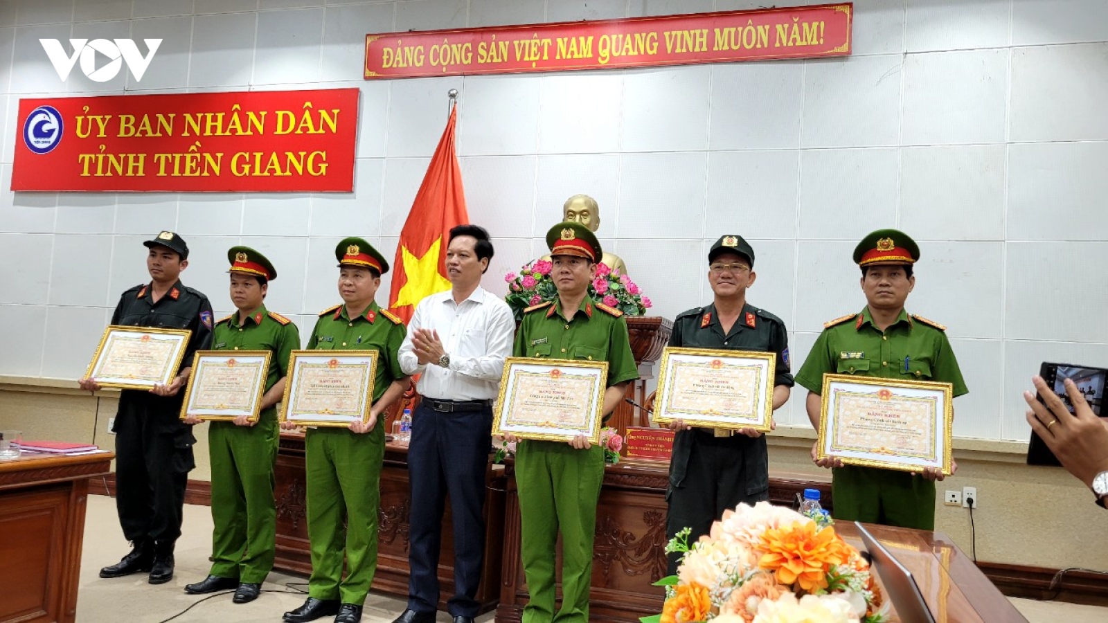 "Thưởng nóng" tập thể, cá nhân giải cứu 3 trẻ em bị khống chế ở trường mầm non