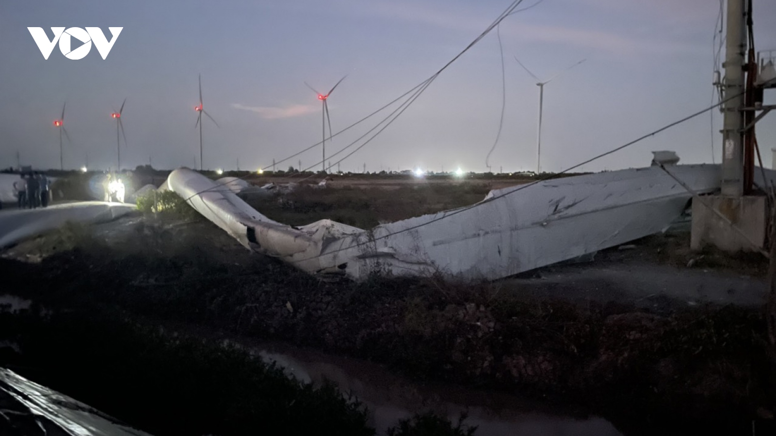Cánh quạt tại một trụ tuabin điện gió bị rơi gãy ở Bạc Liêu