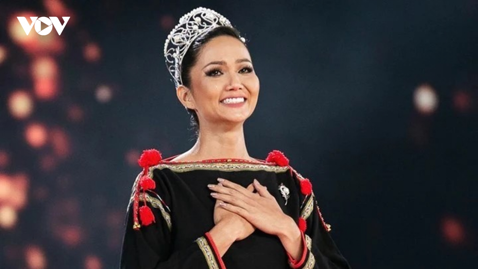 Hoa hậu H'Hen Niê được chuyên trang nhan sắc quốc tế ca ngợi là nữ hoàng catwalk