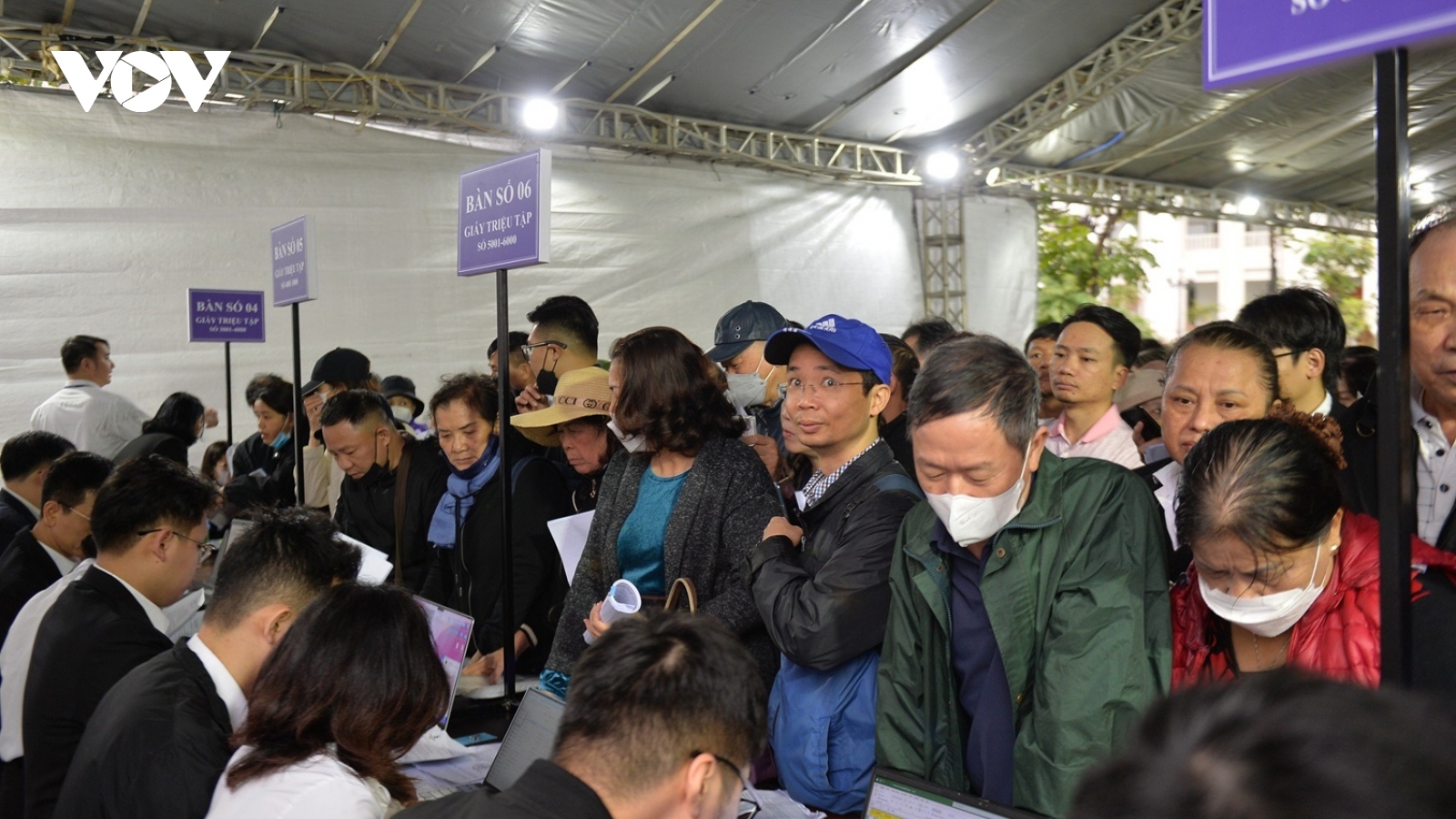 Hàng nghìn nhà đầu tư đội mưa đến tòa vụ án Tân Hoàng Minh