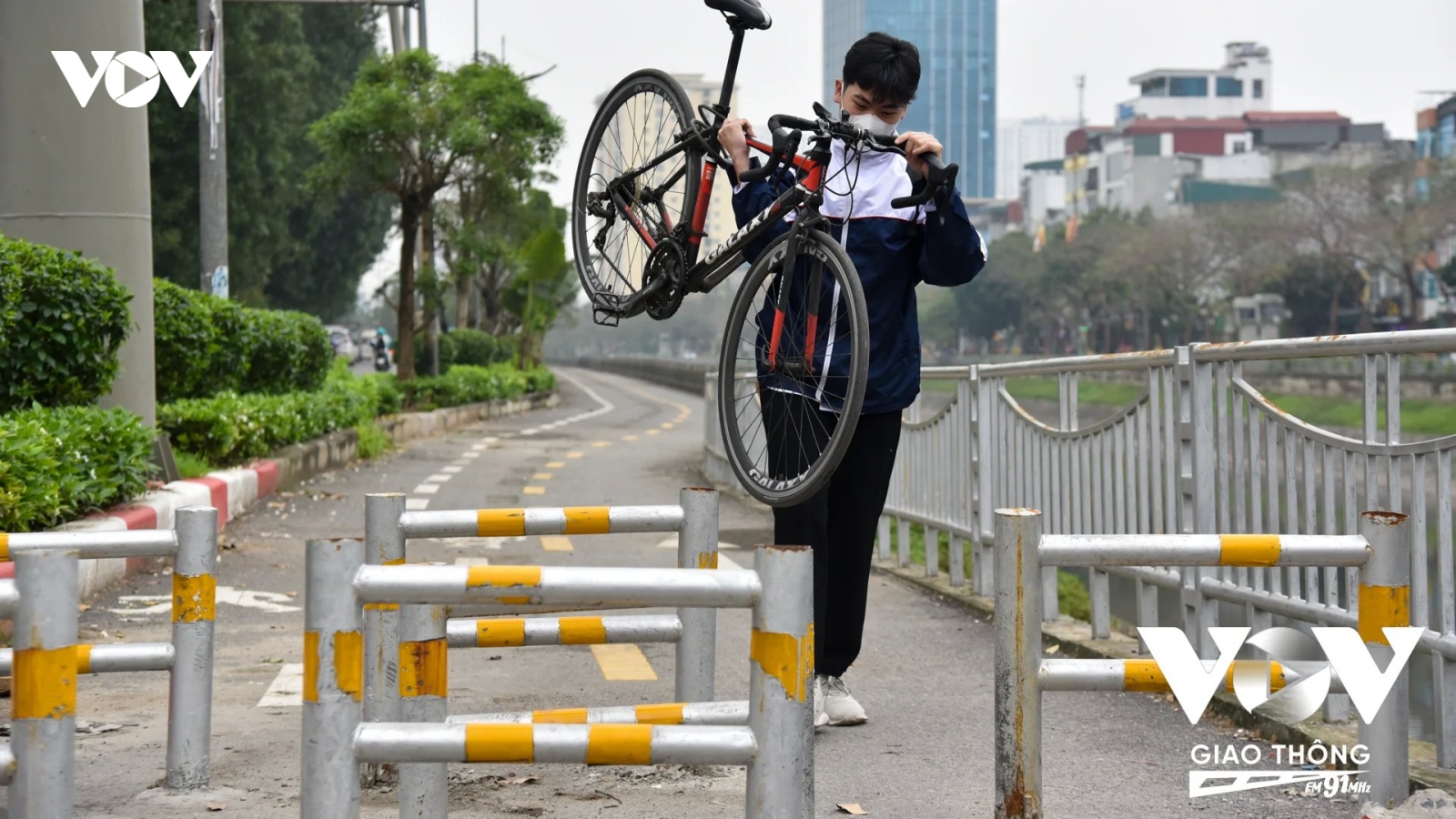 Đường dành riêng cho xe đạp: Muốn đi phải bê qua rào