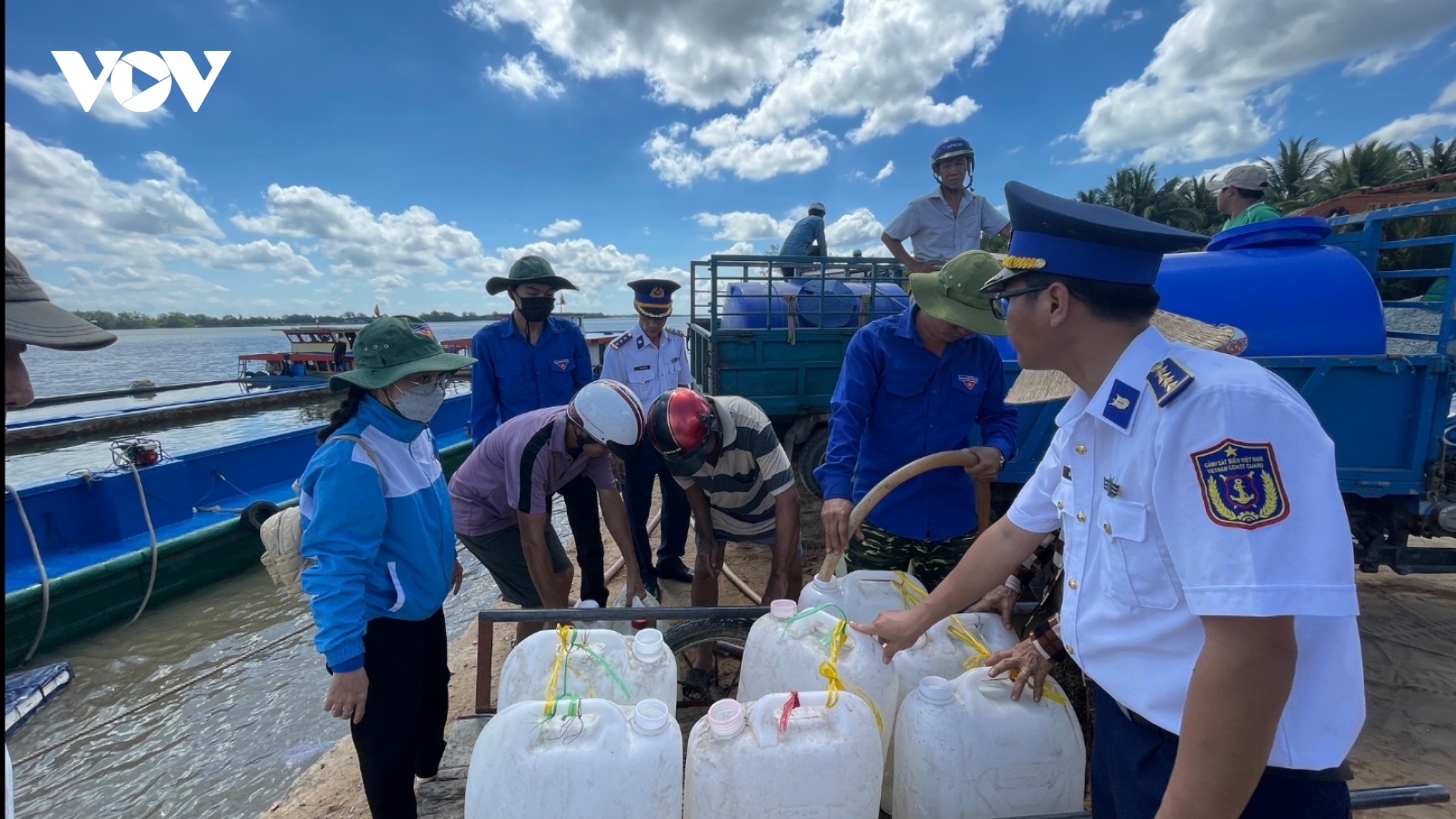 Cảnh sát biển “bơm” 1.200m3 nước ngọt cứu hạn cho người dân Bến Tre