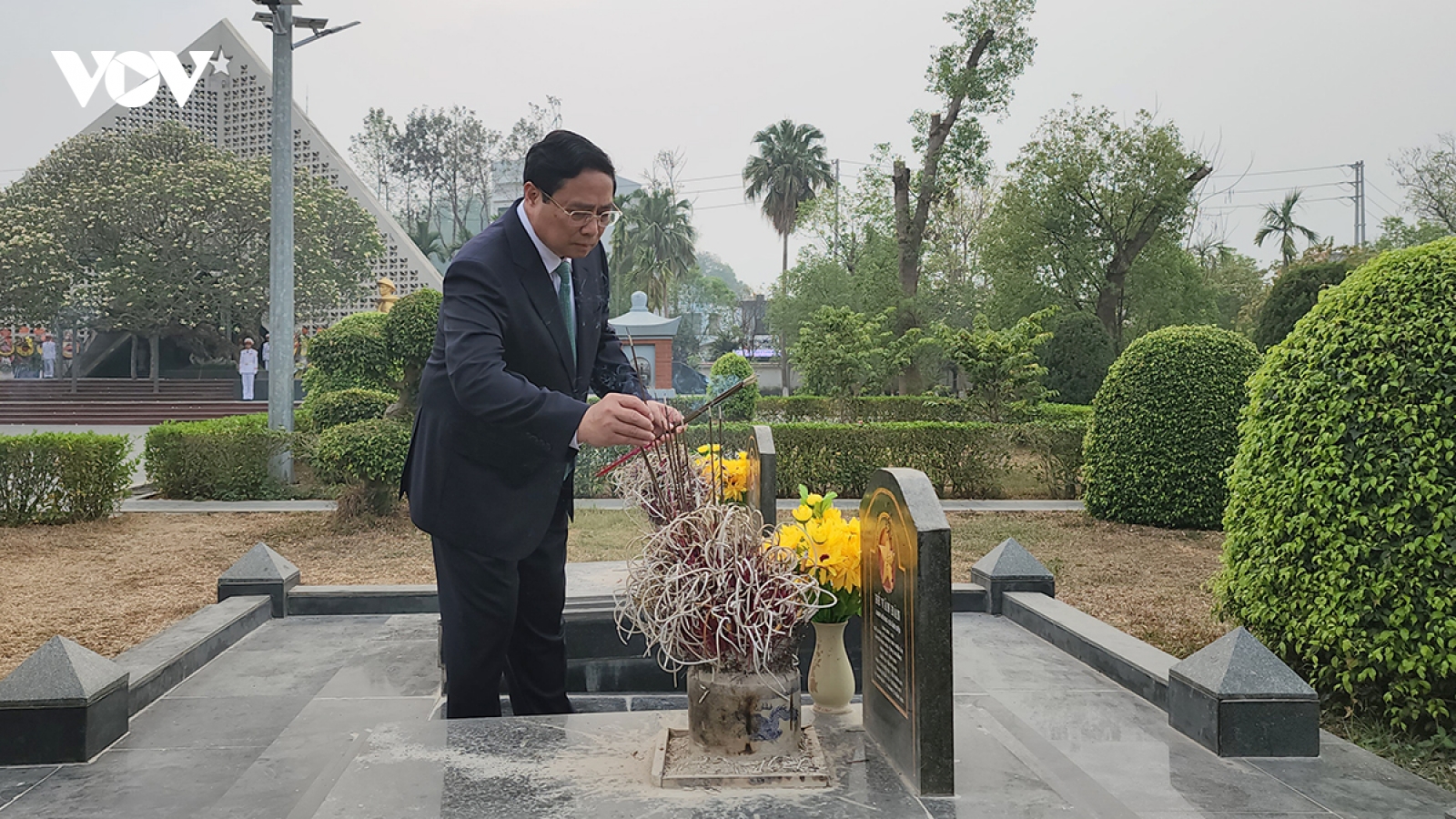 Thủ tướng dâng hương tưởng niệm Anh hùng, liệt sỹ tại Nghĩa trang liệt sỹ A1