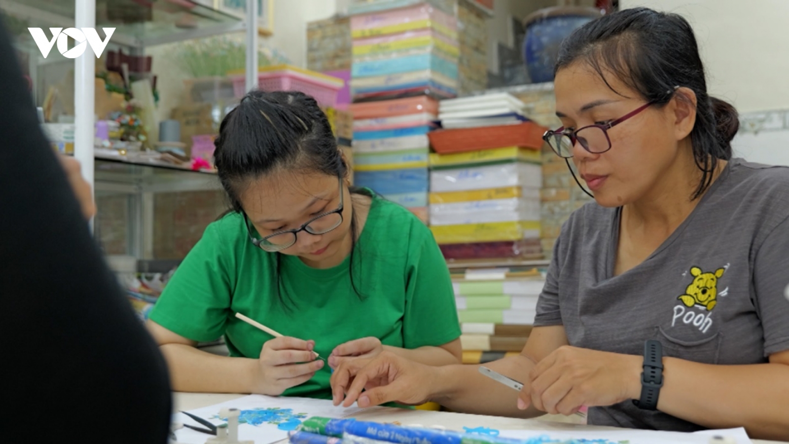 Nữ nghệ nhân tranh giấy xoắn nuôi dưỡng ước mơ và hành trình vượt lên số phận