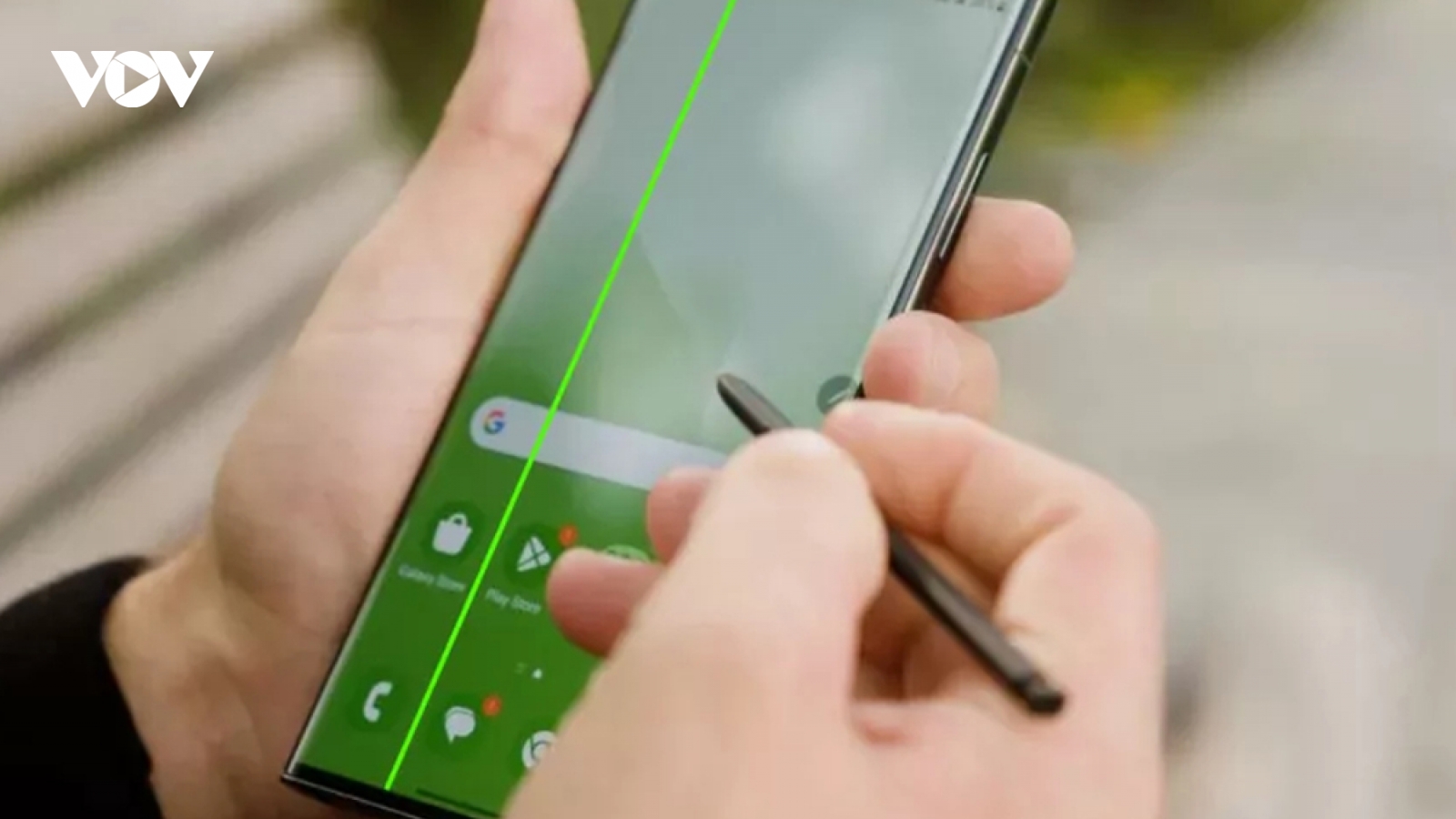 Người dùng smartphone Galaxy của Samsung phàn nàn về sọc xanh trên màn hình