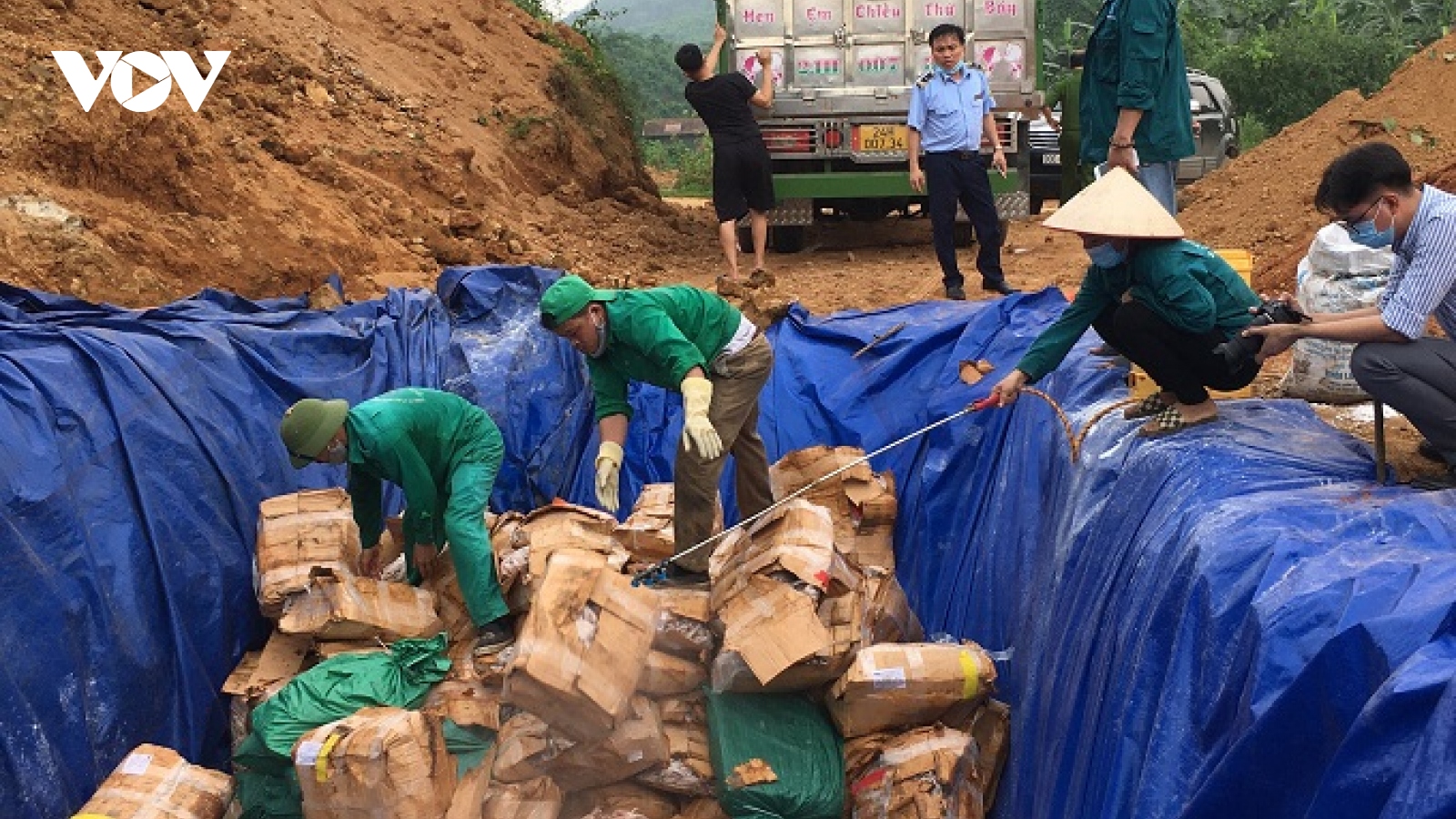 Yên Bái tiêu hủy gần 7 tấn chân gà đông lạnh