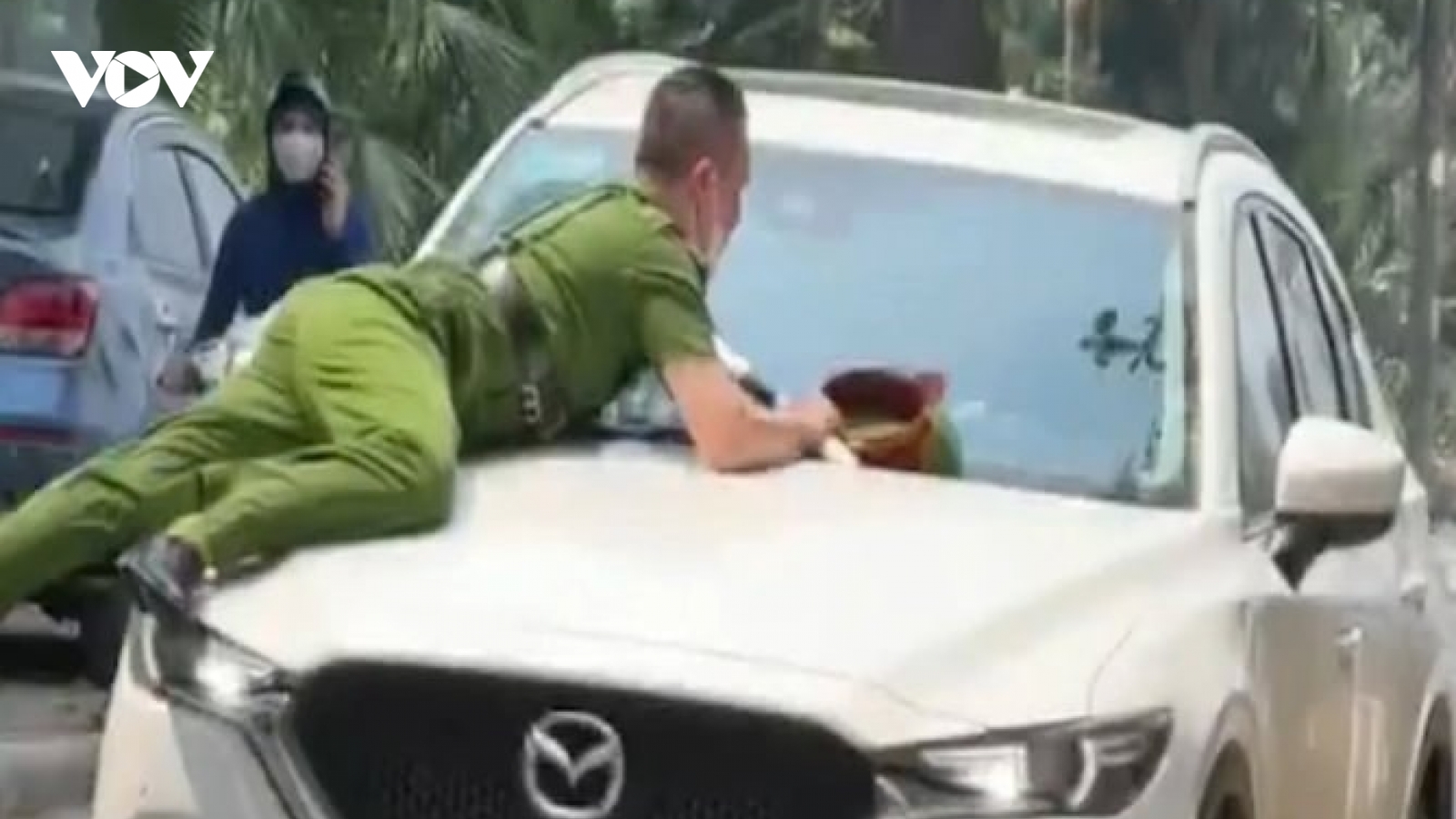 Bắt đối tượng dương tính với ma túy, hất Đại úy công an lên nắp capo