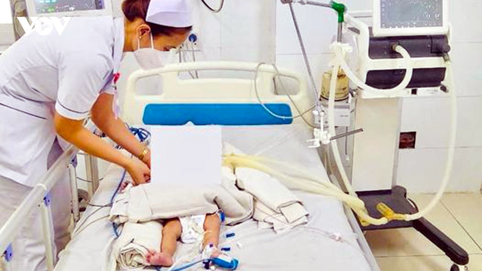 Điều tra vụ bé gái 2 tháng tuổi ở Bình Dương sốc phản vệ sau tiêm vaccine