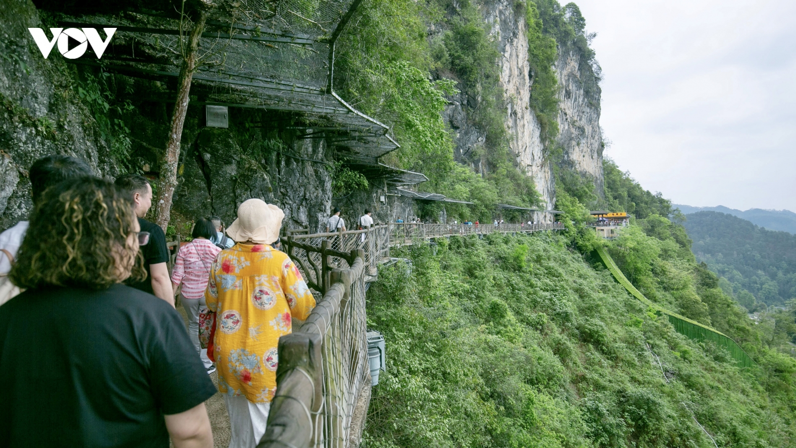 Tour du lịch qua biên giới đang được săn đón tại Cao Bằng