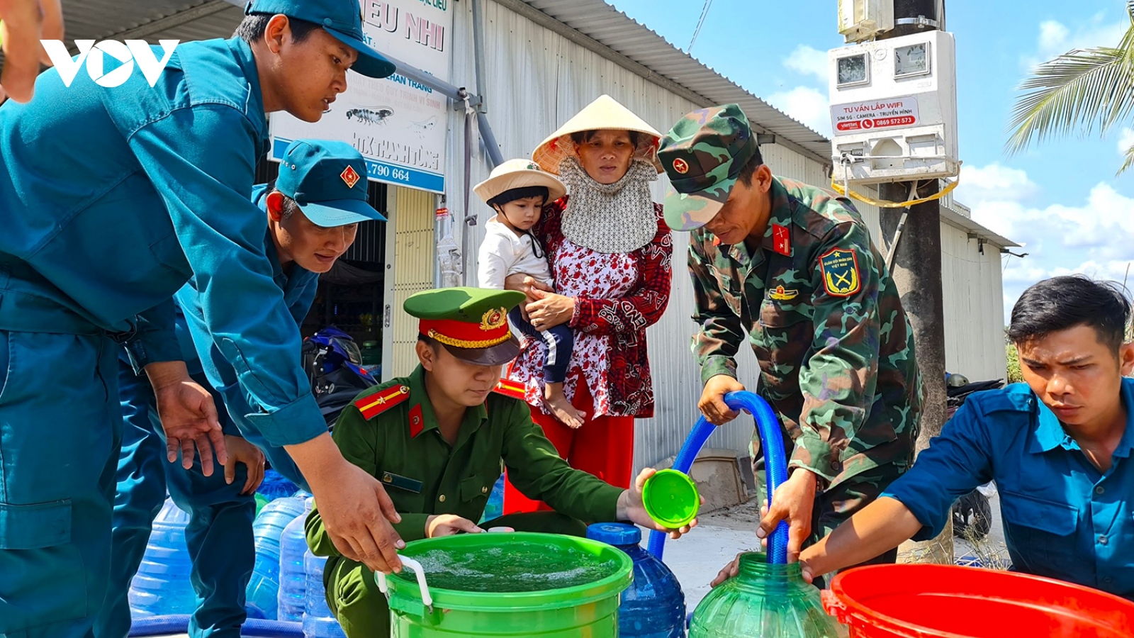 Bộ đội chung sức cùng người dân Cà Mau vượt qua hạn hán