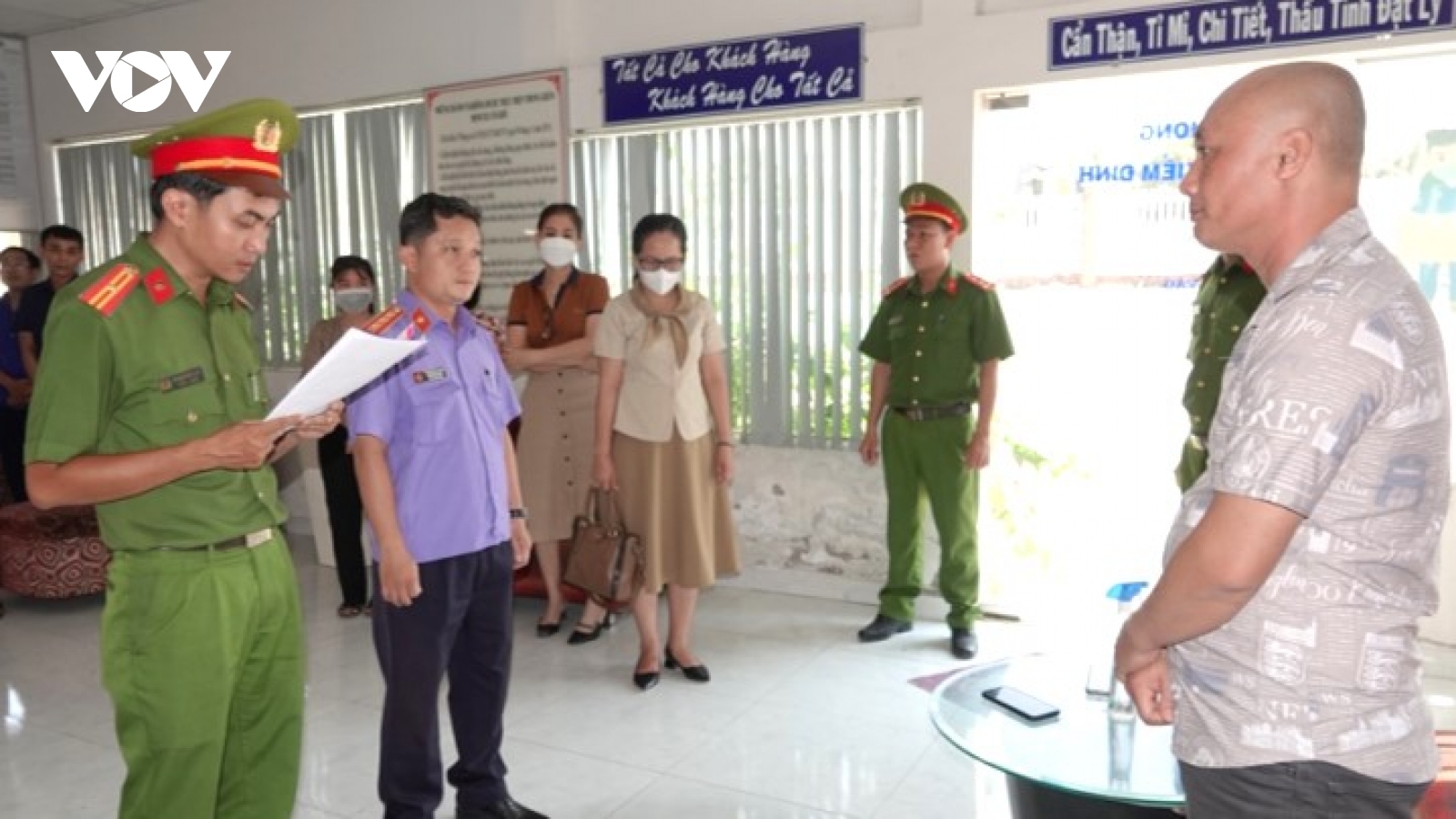 Đồng loạt bắt giữ và khám xét Trung tâm Đăng kiểm xe cơ giới 86-02D Bình Thuận