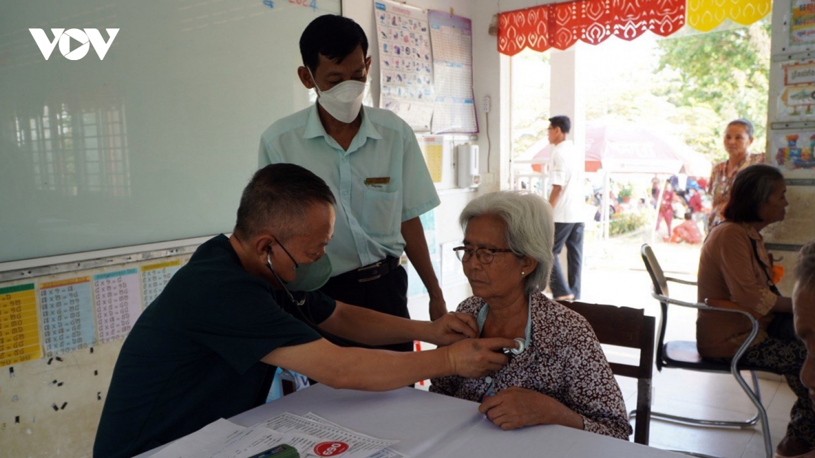 Khám bệnh và phát thuốc cho bà con gốc Việt và người Campuchia khó khăn