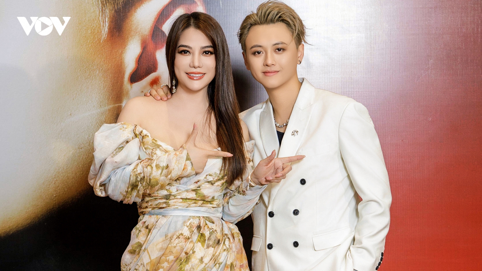 Trương Ngọc Ánh sánh vai bên nam ca sĩ trẻ tại sự kiện