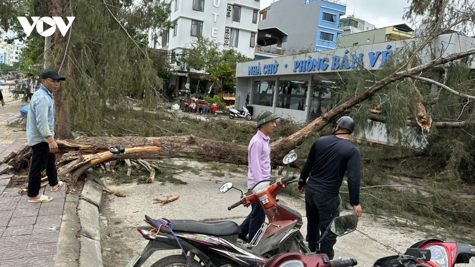 Cứu hộ 10 ngư dân bị đắm thuyền do giông lốc tại Quảng Ninh
