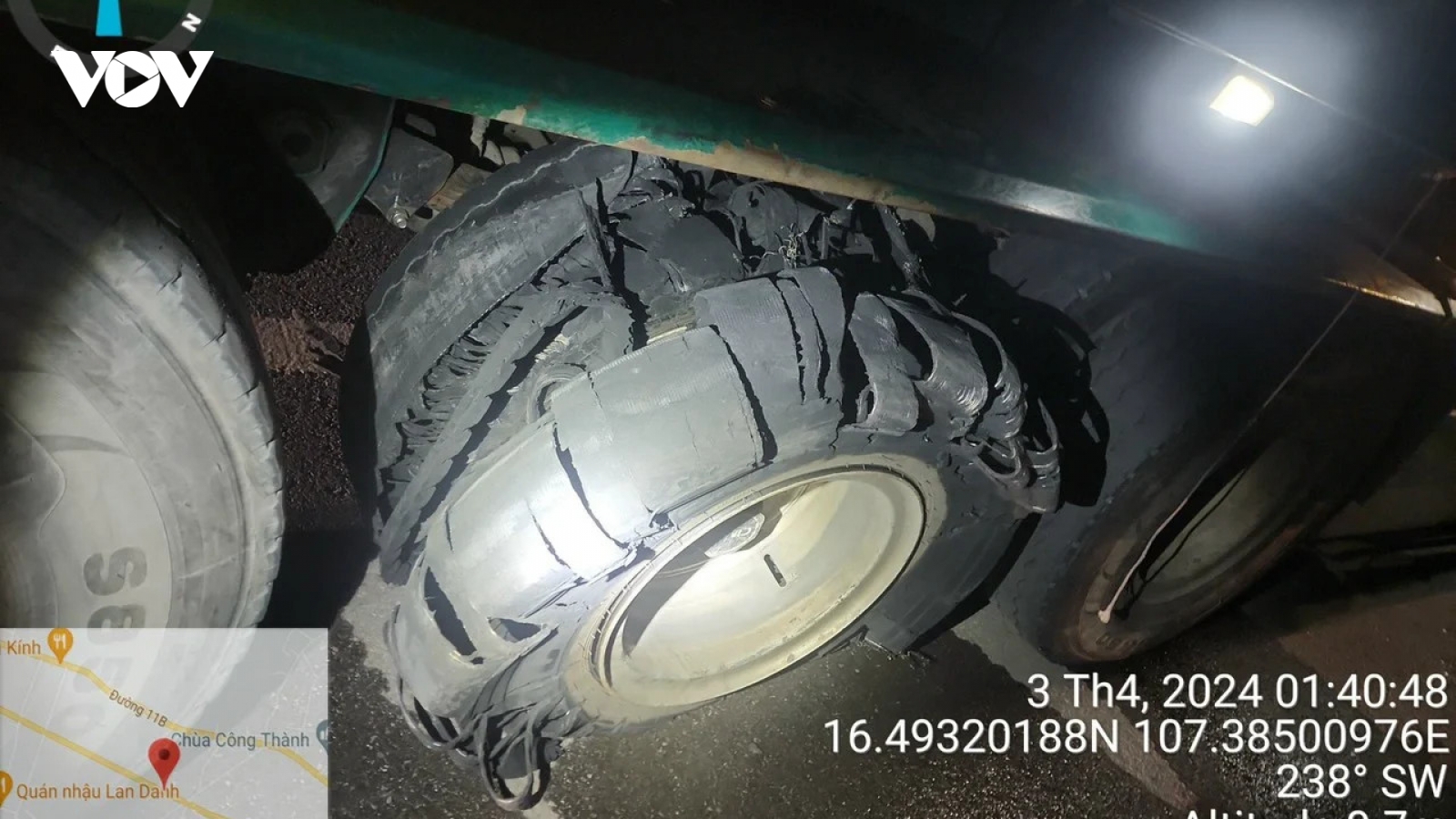 Nhiệt độ mặt đường cao tốc Cam Lộ - La Sơn lên tới 63 độ C, nhiều ô tô bị vỡ lốp