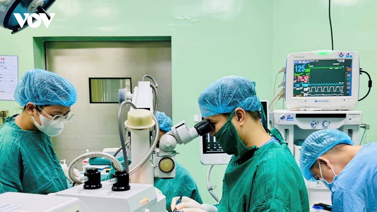 Cứu bé trai 9 tháng tuổi bị ruột bút chì đâm thủng nhãn cầu