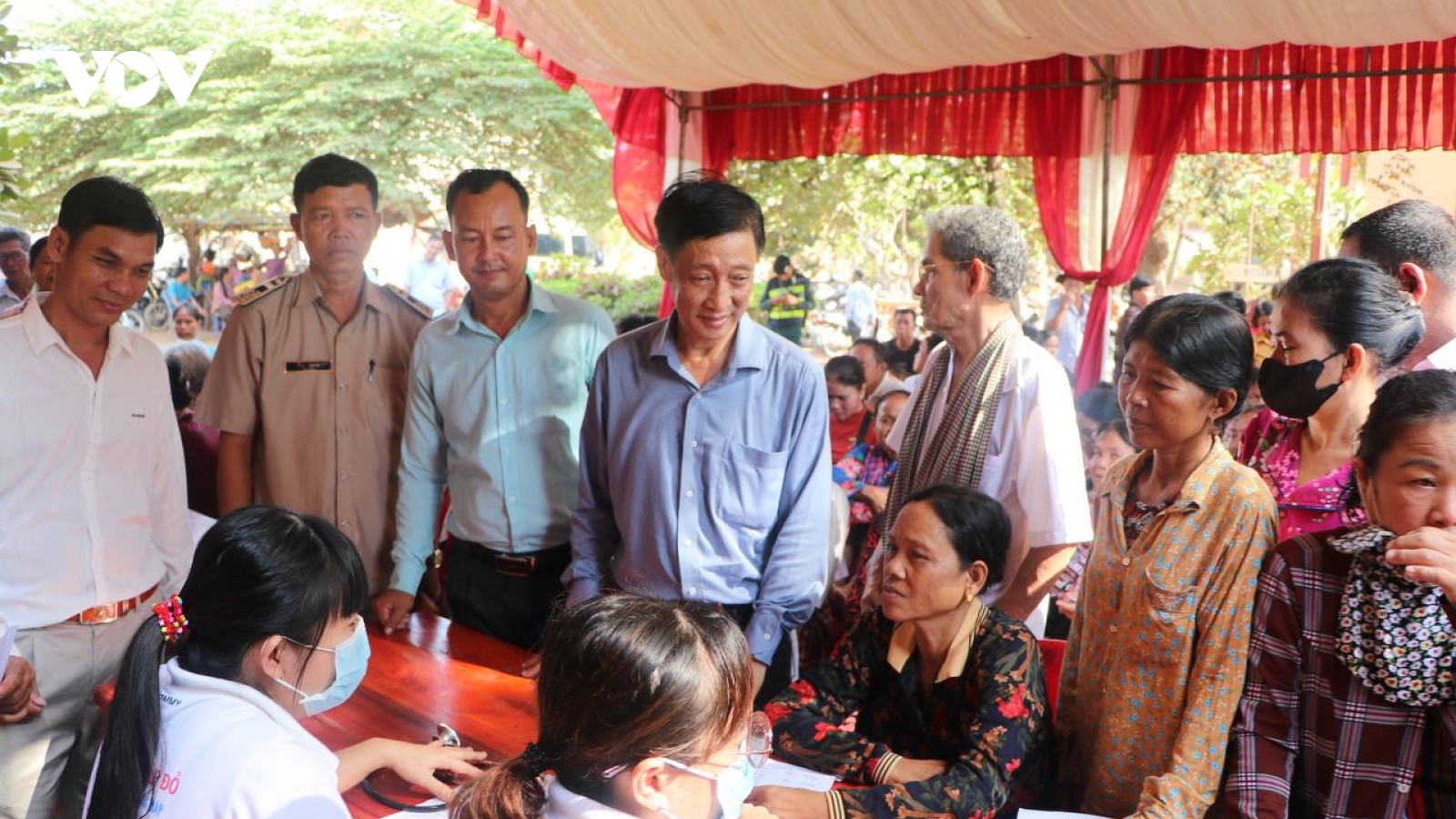 Khám bệnh, cấp thuốc cho người gốc Việt và người Campuchia có hoàn cảnh khó khăn
