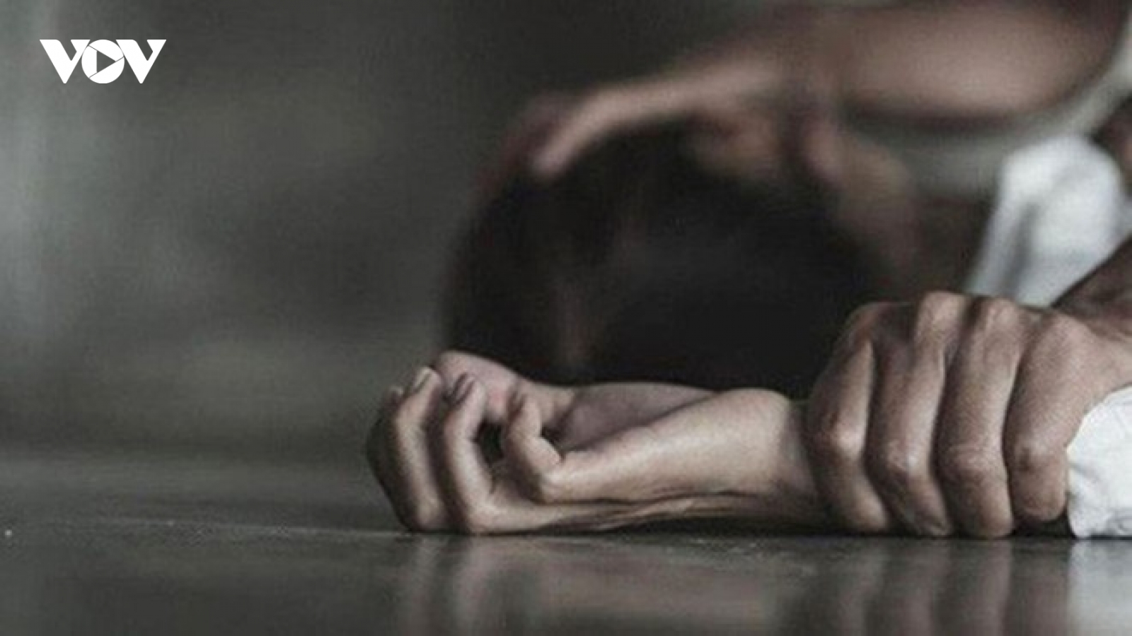 Điều tra nghi án bé gái bị cha dượng xâm hại nhiều lần