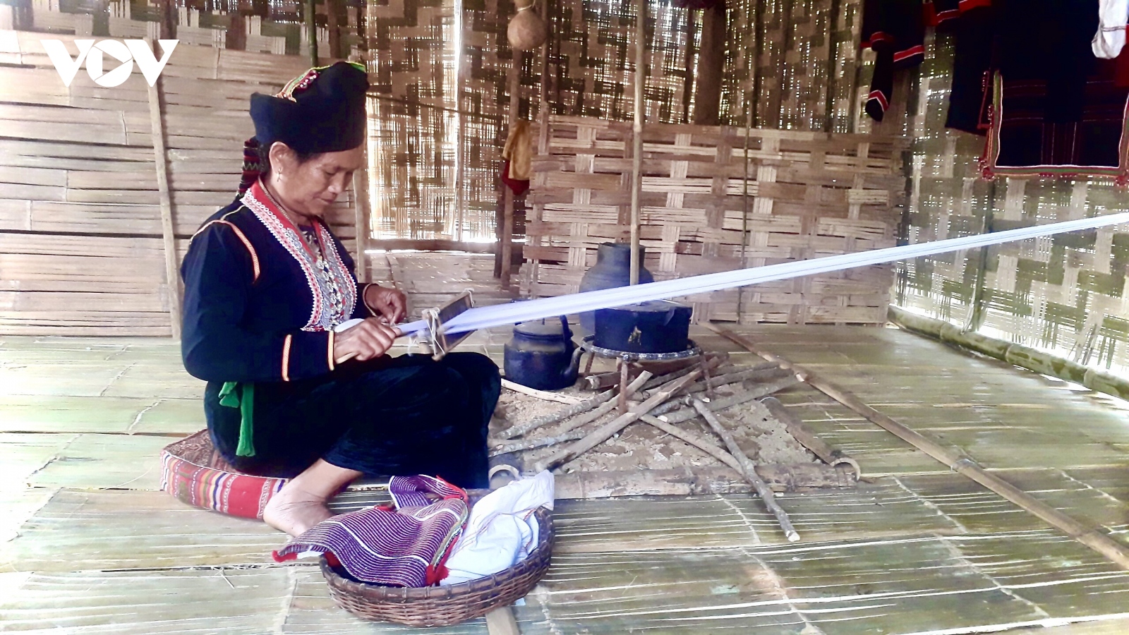 Đồng bào Khơ Mú ở Điện Biên gìn giữ nghề dệt túi thổ cẩm