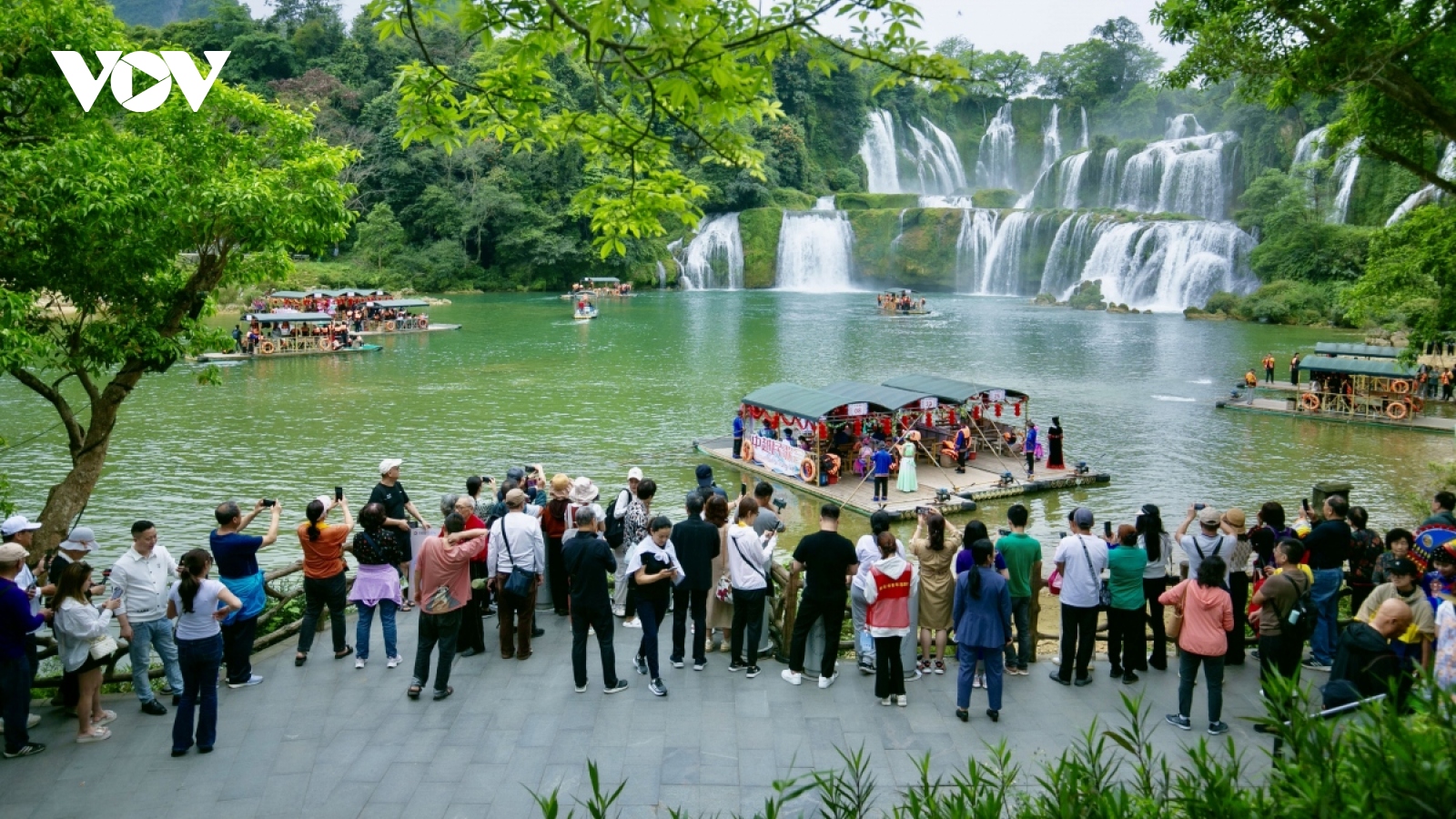 Ban Gioc-Detian waterfall tours on Vietnam-China border attract tourists