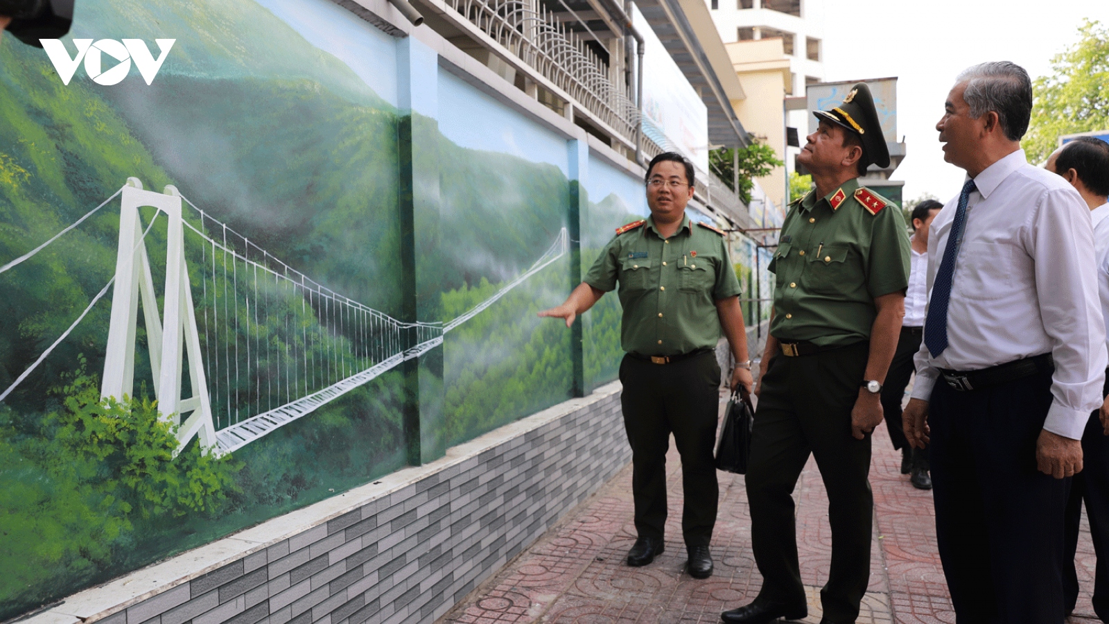 Công an TP.HCM cải tạo trang trí tường bao, đẩy lùi nạn quảng cáo “bẩn”