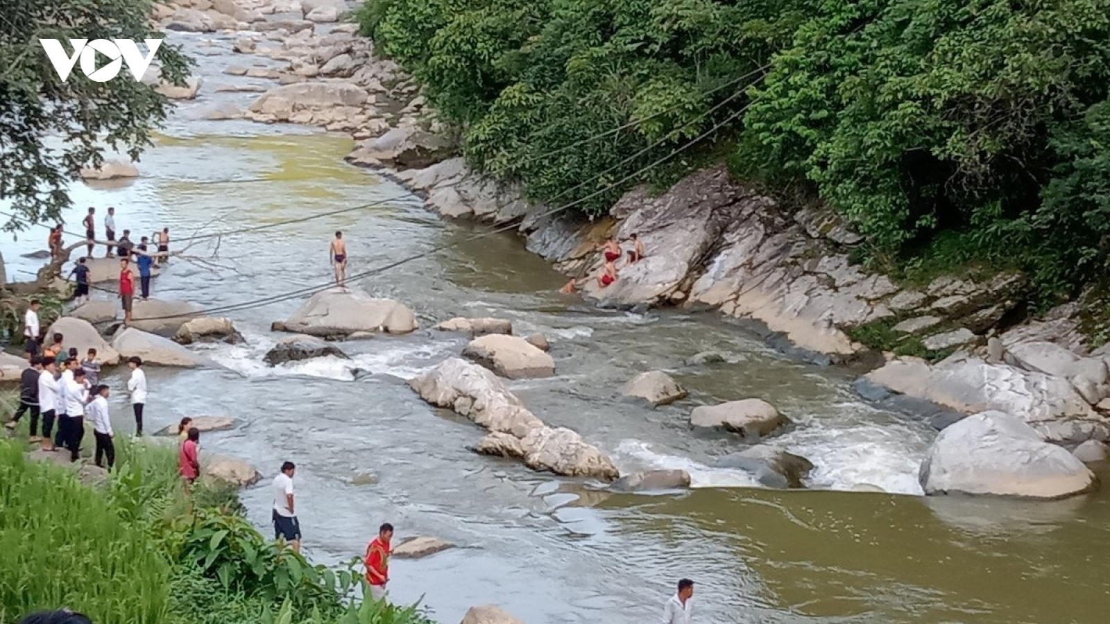 Đi tắm thác ở Yên Bái, một thiếu nữ tử vong do đuối nước