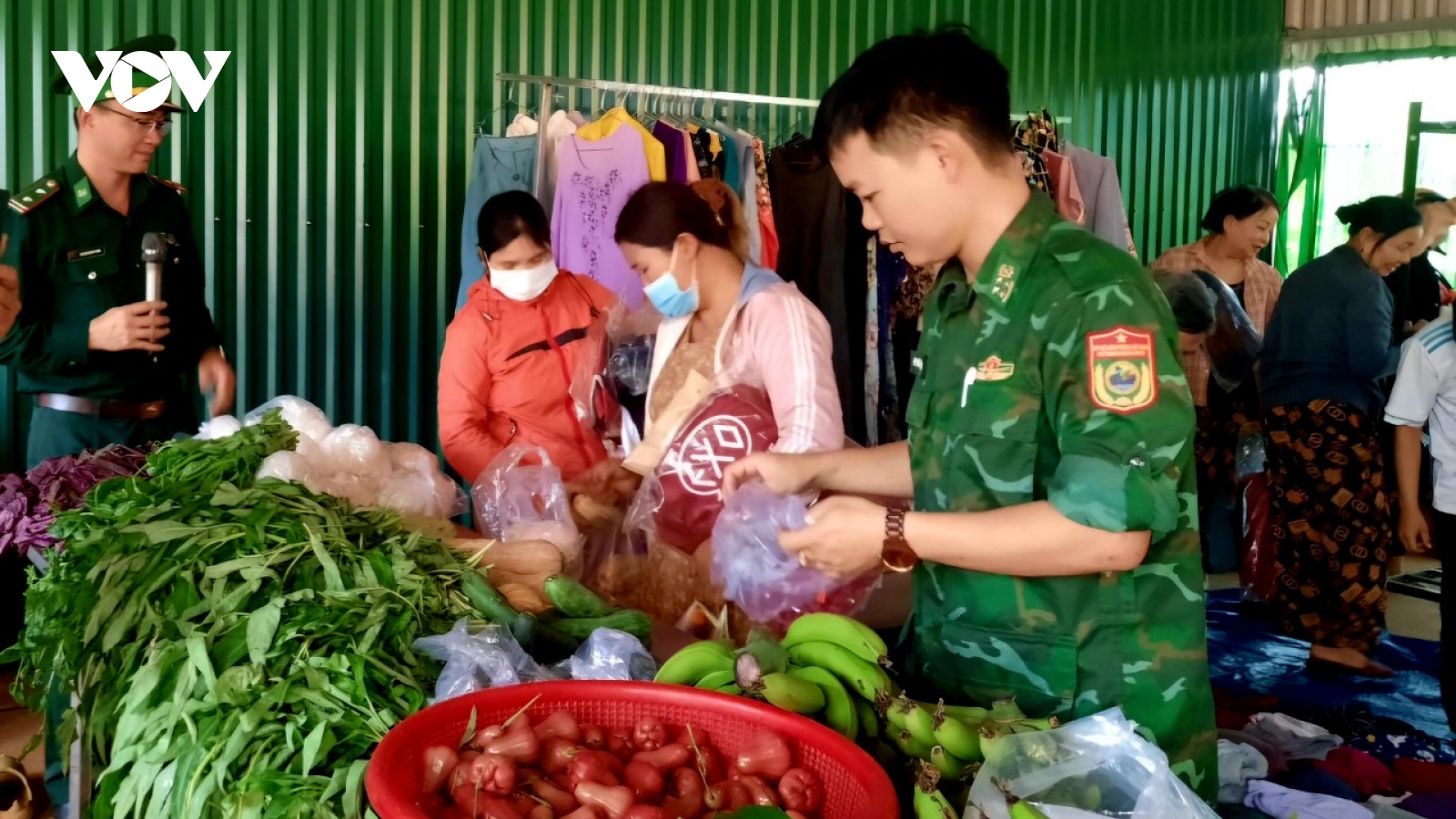 Tươi ngon "Gian hàng 0 đồng" của bộ đội biên phòng Ia Nan