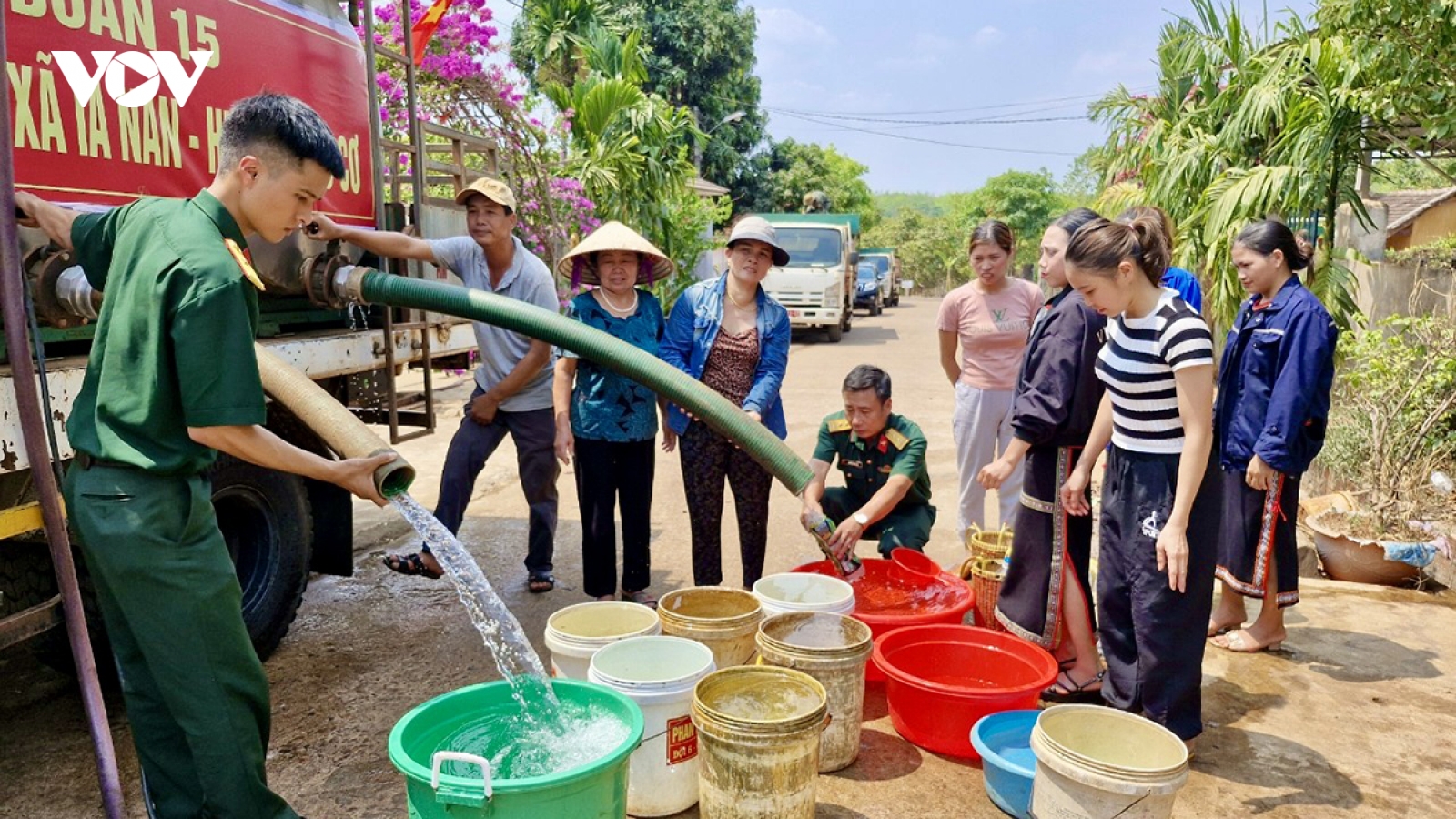 Bộ đội cấp nước cho người dân biên giới ở Gia Lai giữa cao điểm khô hạn