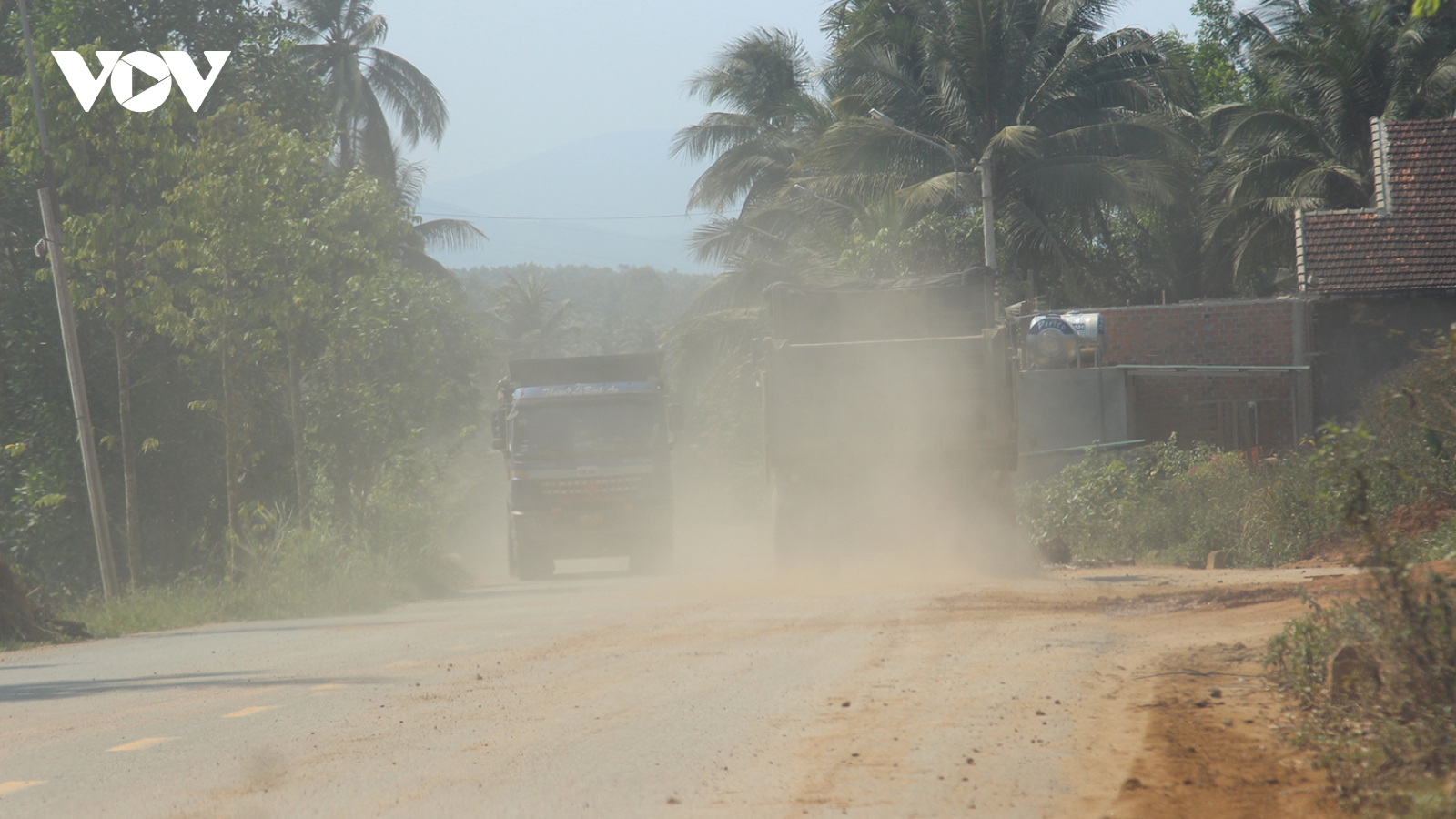 Xe tải chở vật liệu thi công Dự án cao tốc Bắc-Nam làm nát đường ở Bình Định