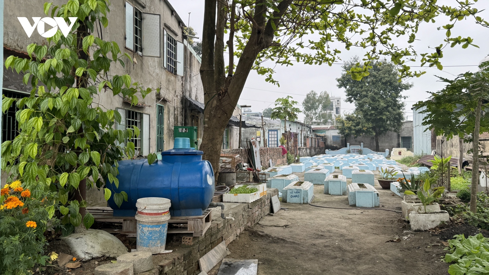 Hơn 48.000 ngôi mộ xen lẫn trong các khu dân cư ở Đà Nẵng