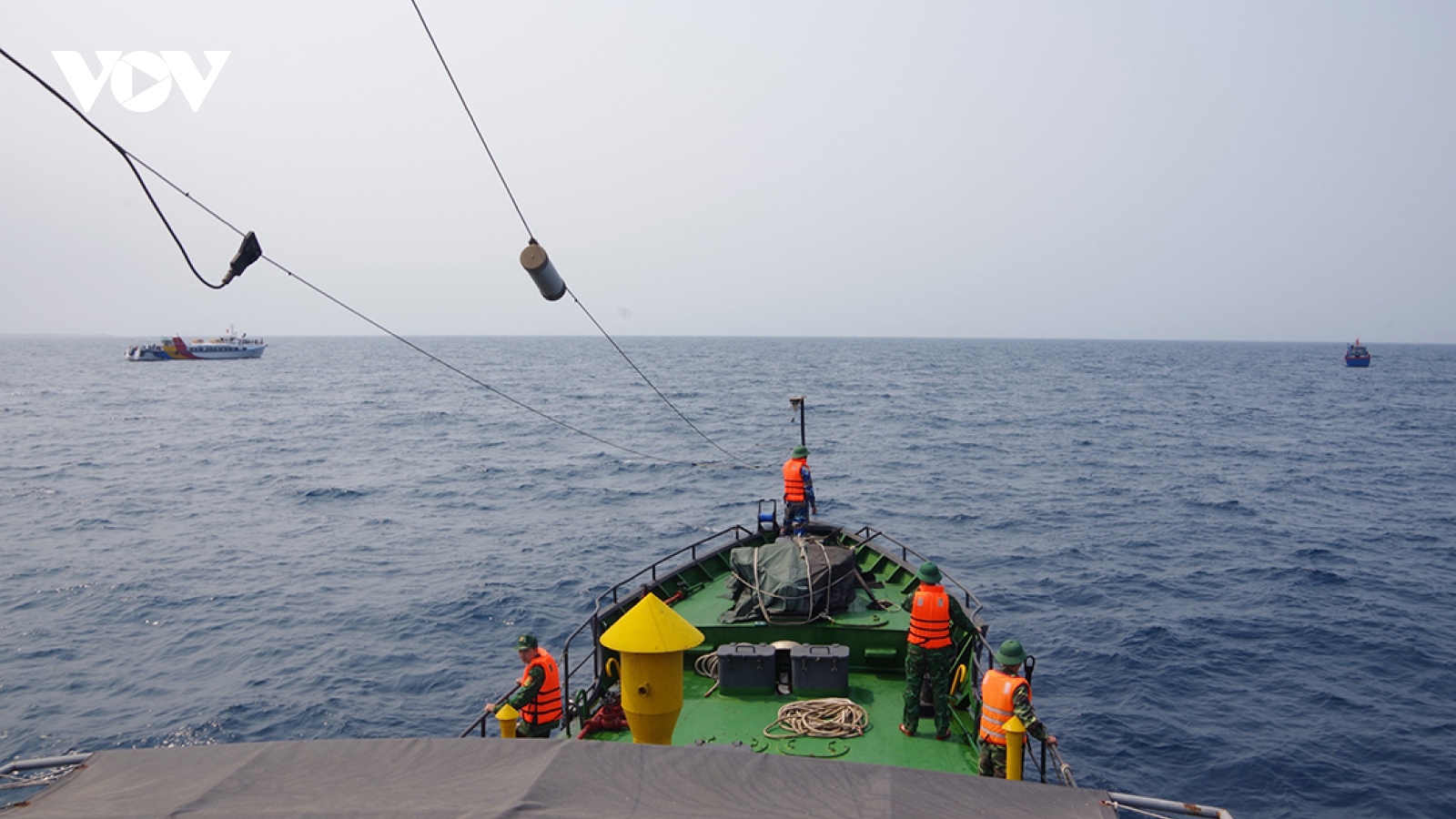 Tạm dừng tìm kiếm 5 thuyền viên mất tích trên vùng biển Quảng Ngãi