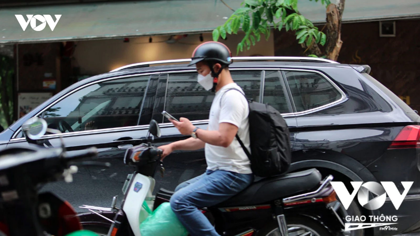 Sử dụng điện thoại khi lái xe: Rảnh tay và bận lòng