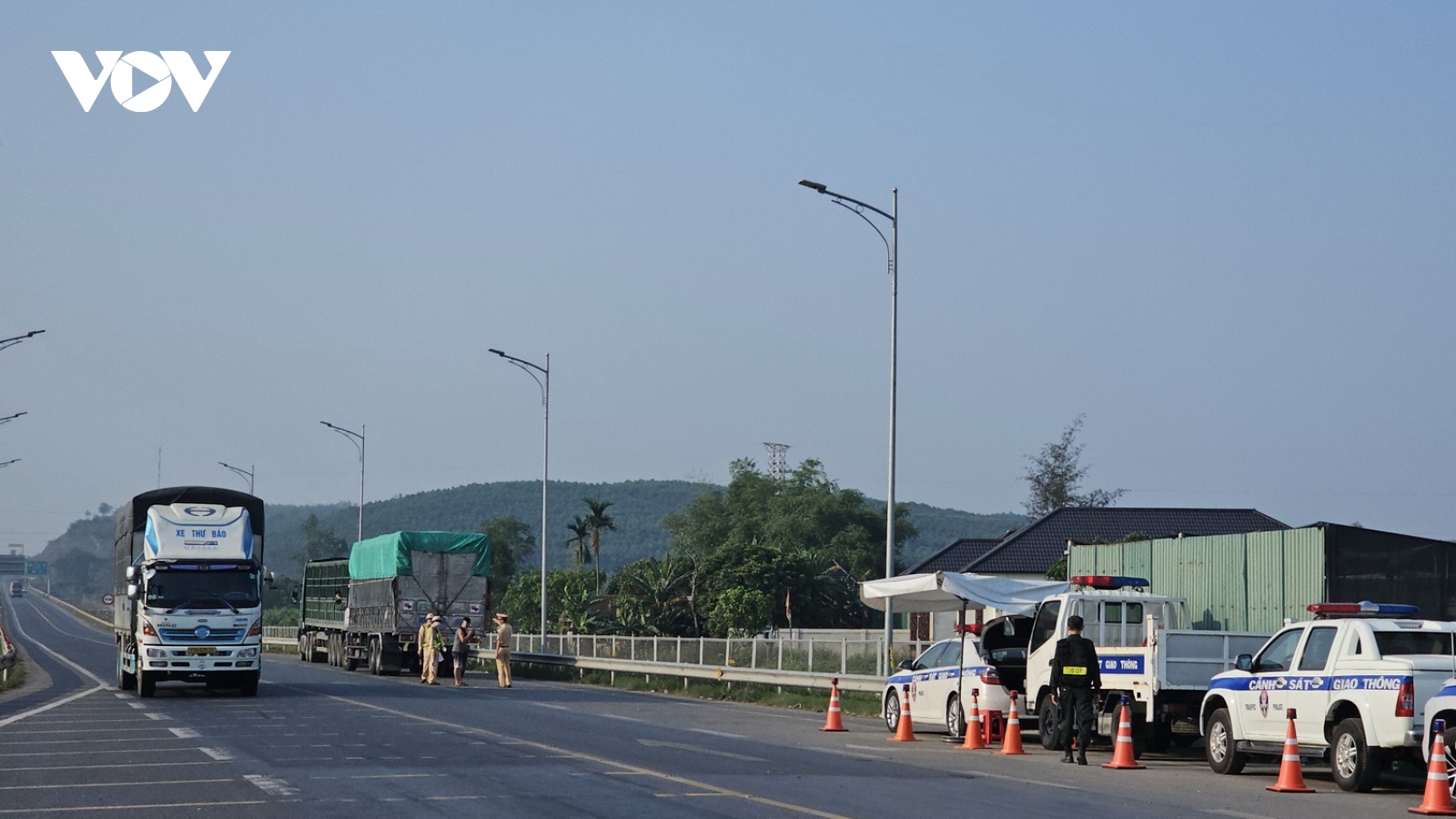 Ngày đầu hạn chế xe vào cao tốc Cam Lộ - La Sơn: Nhiều xe phải quay đầu